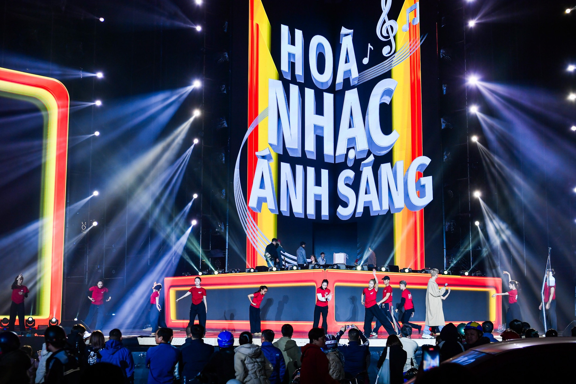 Tối 16/1, Chương trình sơ duyệt Hòa nhạc ánh sáng - Chào năm mới 2025 do Báo Nhân Dân phối hợp Ủy ban nhân dân thành phố Hà Nội, Ủy ban nhân dân quận Tây Hồ tổ chức; Công ty cổ phần Sáng tạo nghệ thuật và sự kiện Sun Bright thực hiện, Công ty LoonEyes Studio triển khai drone đã chính thức diễn ra tại ngã tư Lạc Long Quân - Nguyễn Hoàng Tôn.