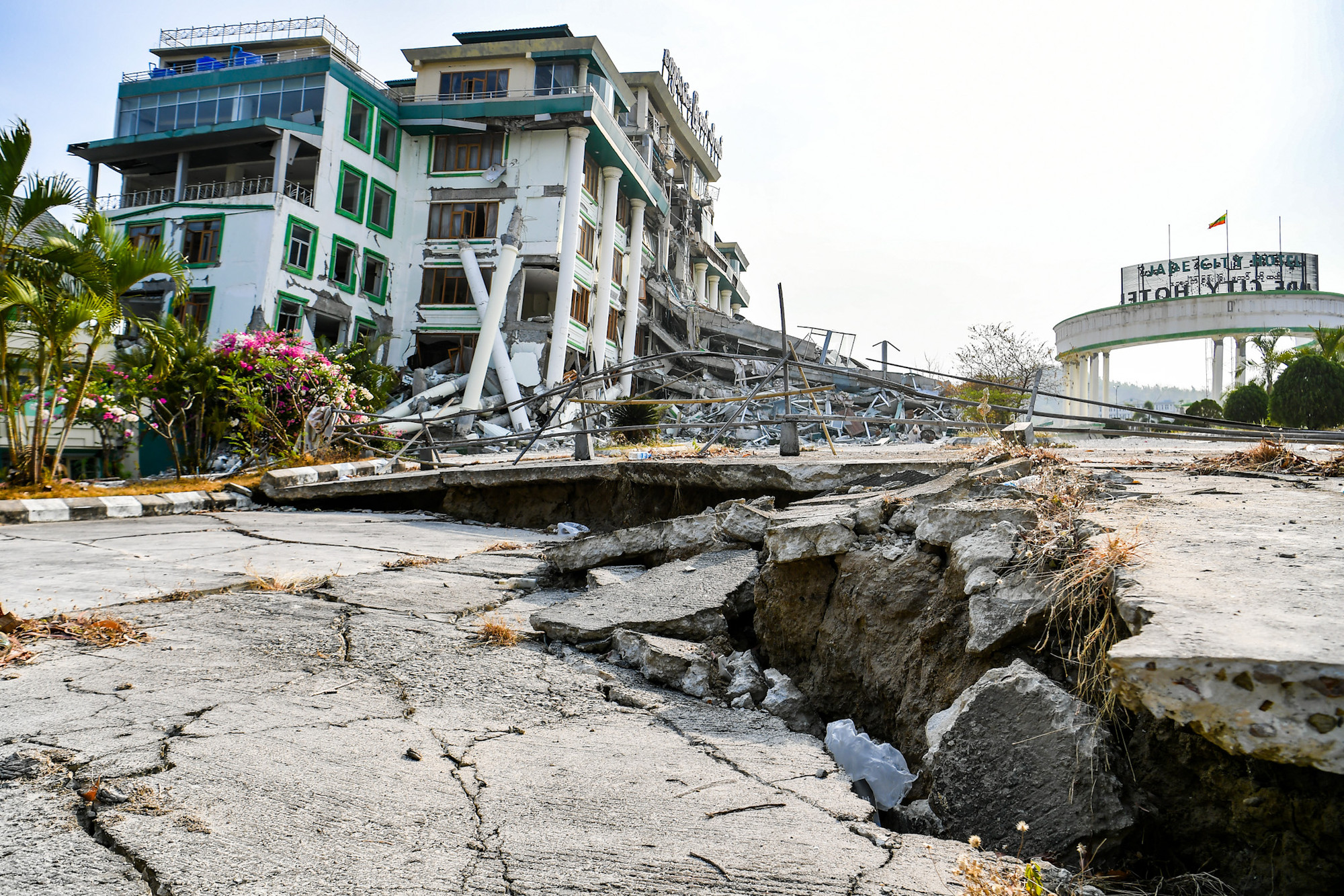 Khách sạn này đã bị ảnh hưởng nghiêm trọng bởi trận động đất lịch sử hôm 28/3 vừa qua. 2 khối nhà đã bị nghiêng, sập khiến nhiều người tử vong.
