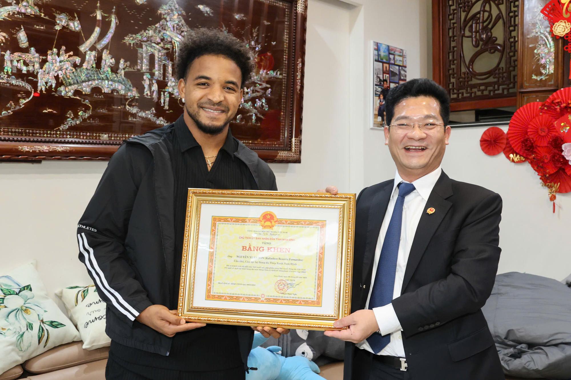 Ông Dũng cũng trao bằng khen của Chủ tịch Ủy ban nhân dân tỉnh Nam Định cho Xuân Son vì đã có thành tích đặc biệt xuất sắc, giúp tuyển Việt Nam vô địch ASEAN Cup 2024.