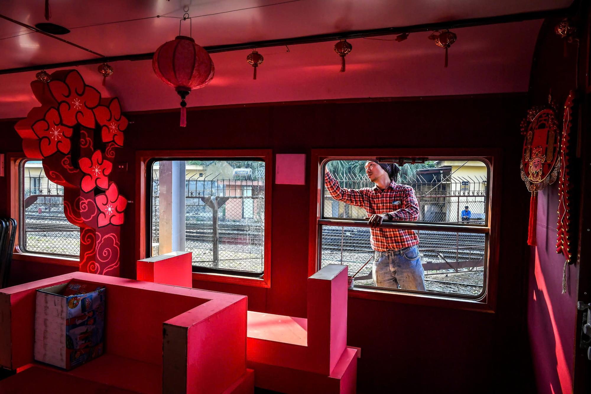 Tông màu đỏ tại toa cộng đồng của đoàn tàu Tết xuất phát từ ga Hà Nội.