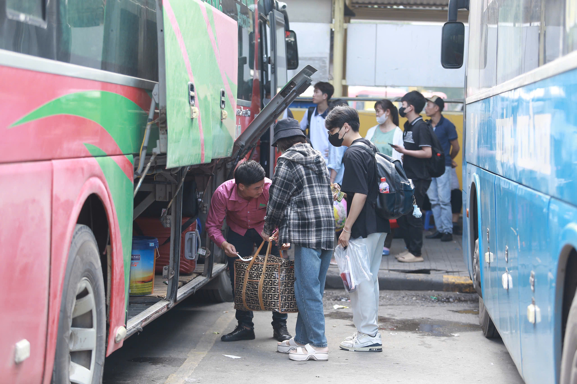 Những hành khách với đồ đạc lỉnh kỉnh...