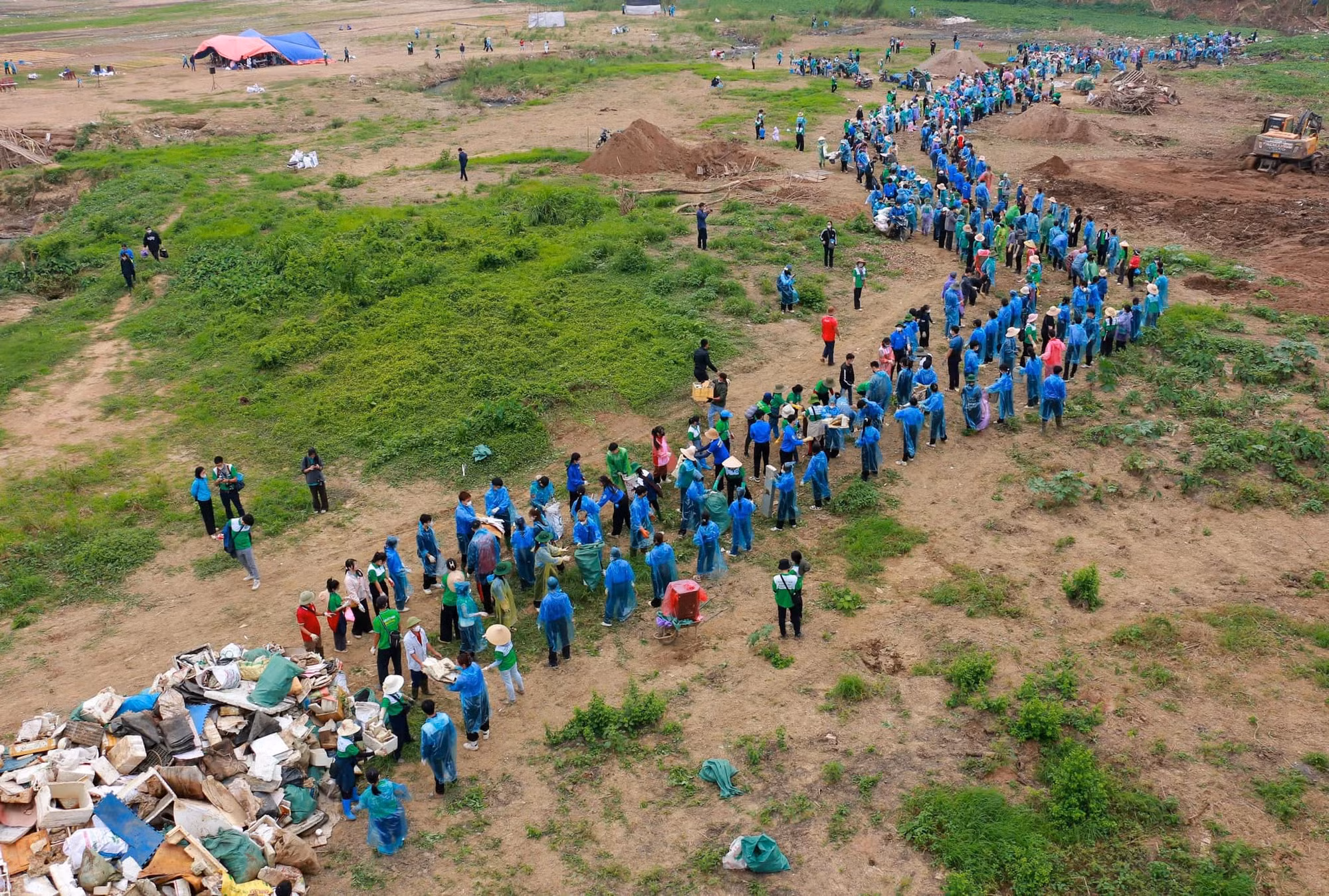 Các thành viên Hội Yêu Rác trong hoạt động dọn sạch bãi sông Hồng tháng 10/2024.