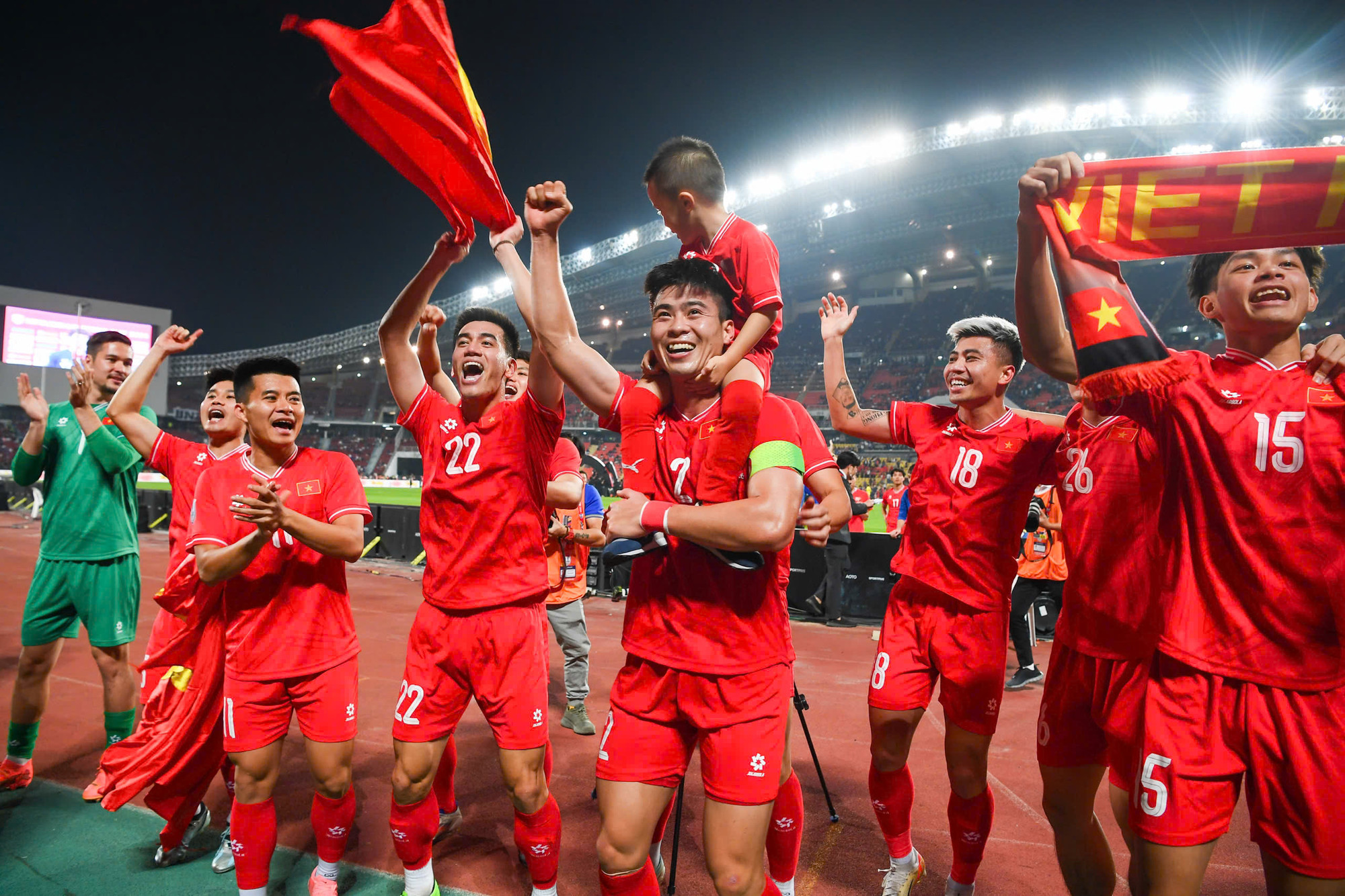 Kết thúc trận đấu, các cầu thủ tiến sát lại khu vực khán đài dành cho các CĐV Việt Nam để chia vui.