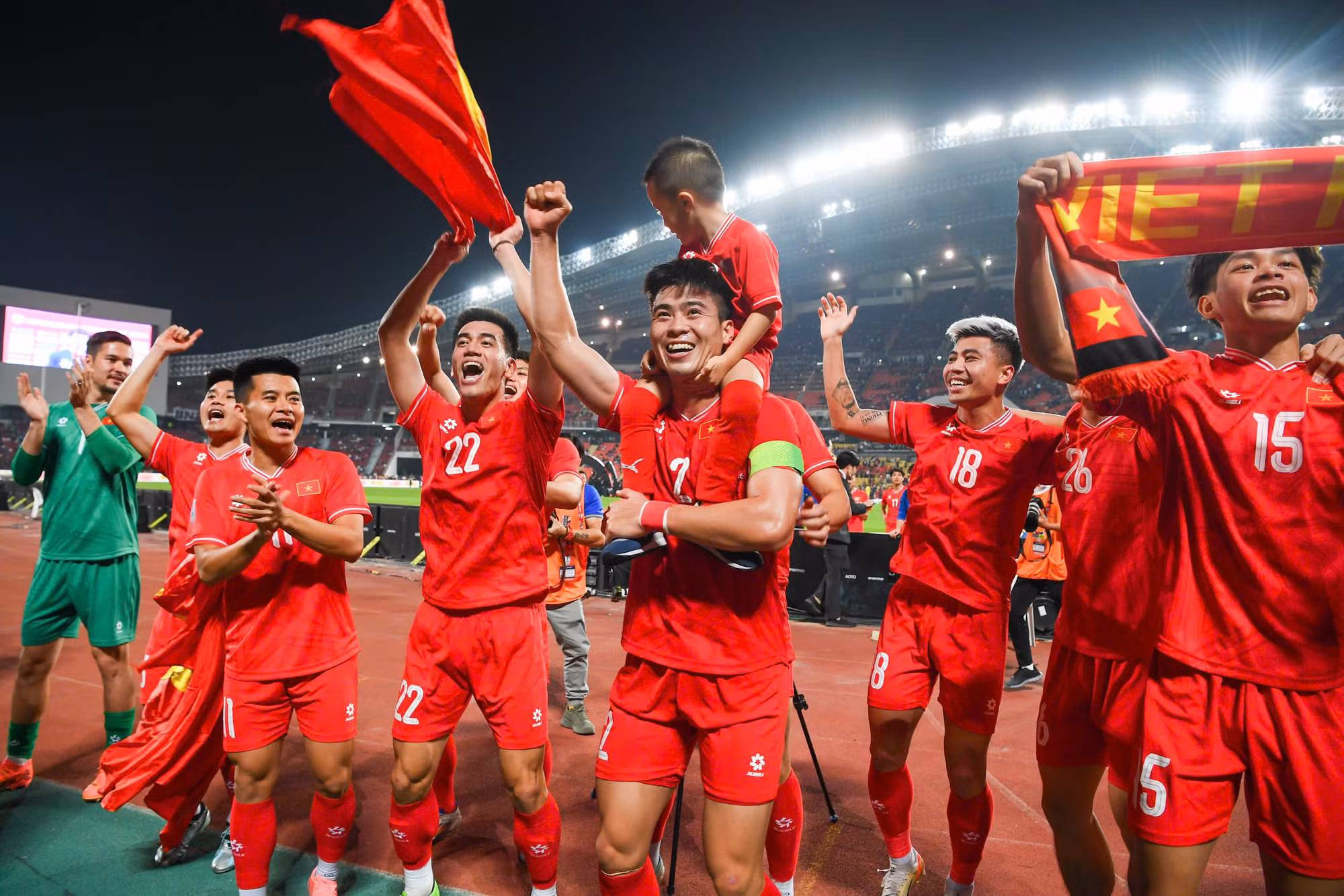 Kết thúc trận đấu, các cầu thủ tiến sát lại khu vực khán đài dành cho các CĐV Việt Nam để chia vui.