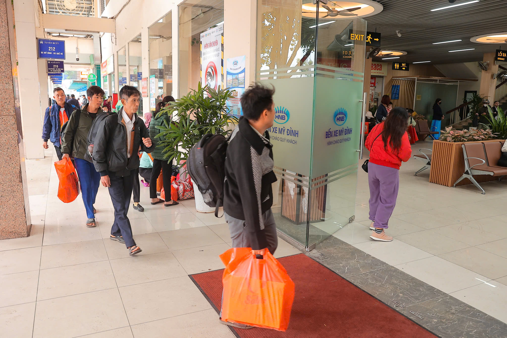 Những hành khách mang theo hành lý để về quê đón Tết cổ truyền.