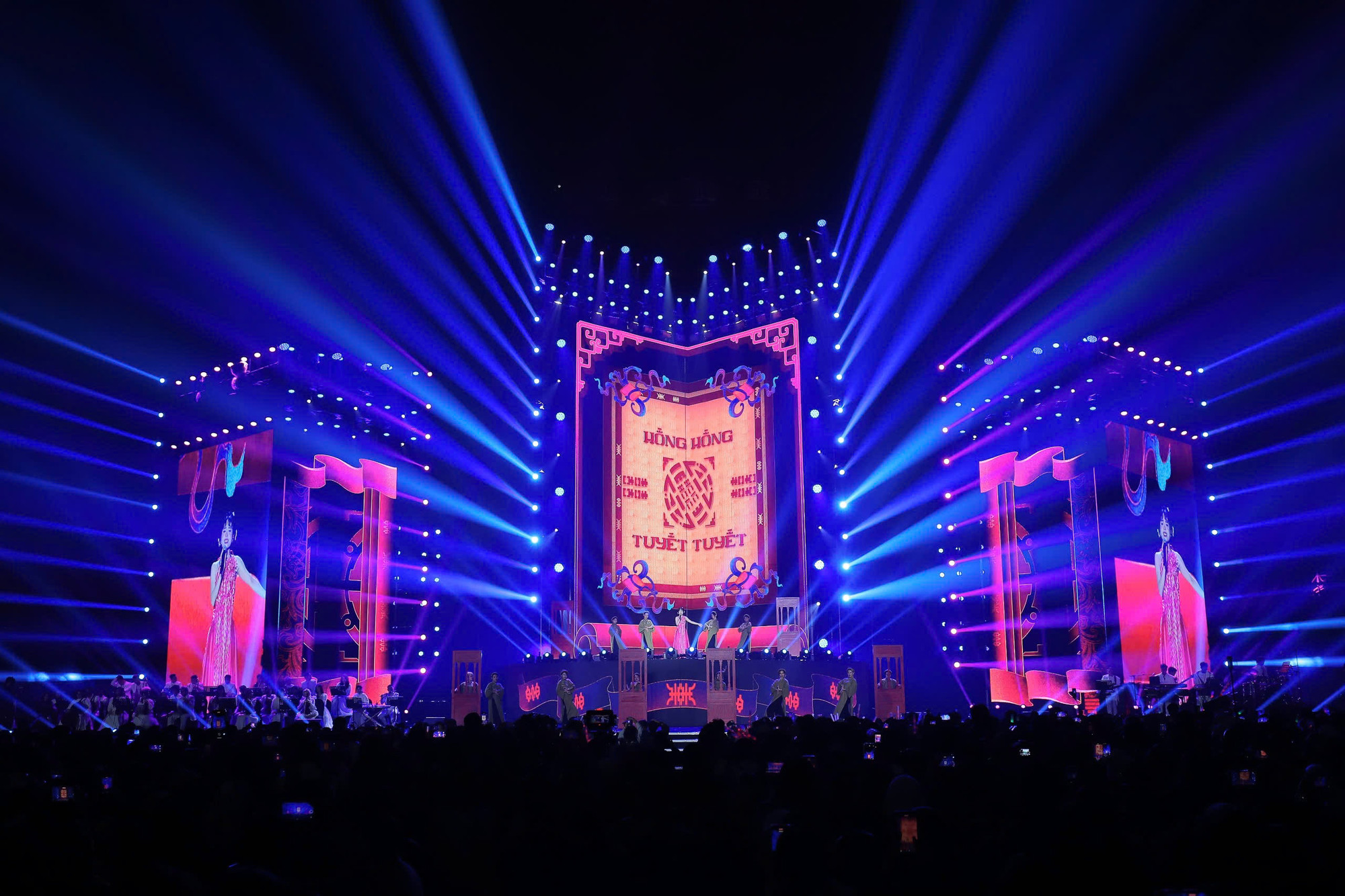 Liên khúc Hồng hồng tuyết tuyết-Một thoáng Tây Hồ cất lên với những cách điệu về âm nhạc, kết hợp với hiệu ứng ánh sáng khiến khán giả trầm trồ. Giọng ca đầy cuốn hút của ca nương Kiều Anh trong phút chốc khắc họa về một Hà Nội xưa cũ, đầy ắp di sản.