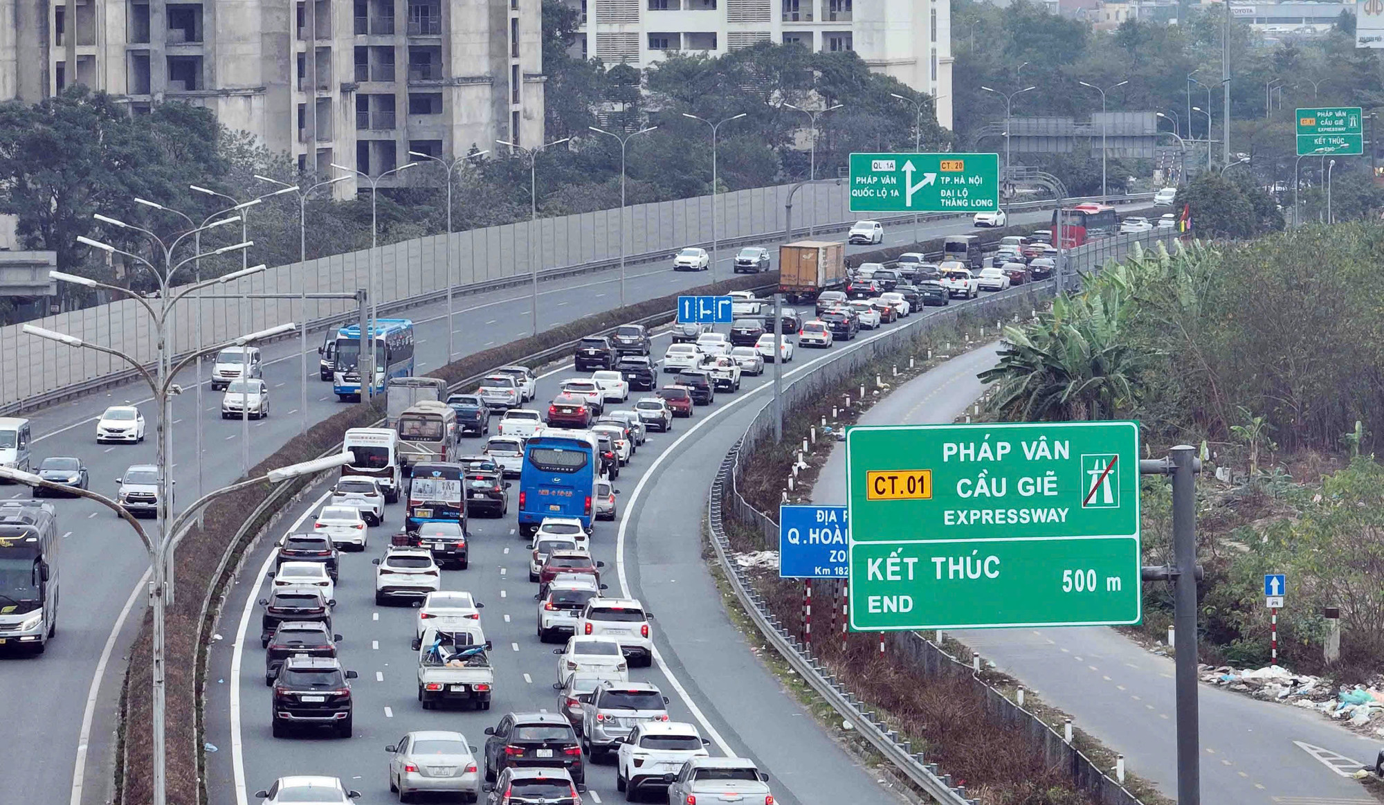 Theo ghi nhận của phóng viên, tuyến đường Pháp Vân - Cầu Giẽ đoạn hướng vào nội đô, các phương tiện xếp hàng rất dài. Tốc độ di chuyển khá chậm.