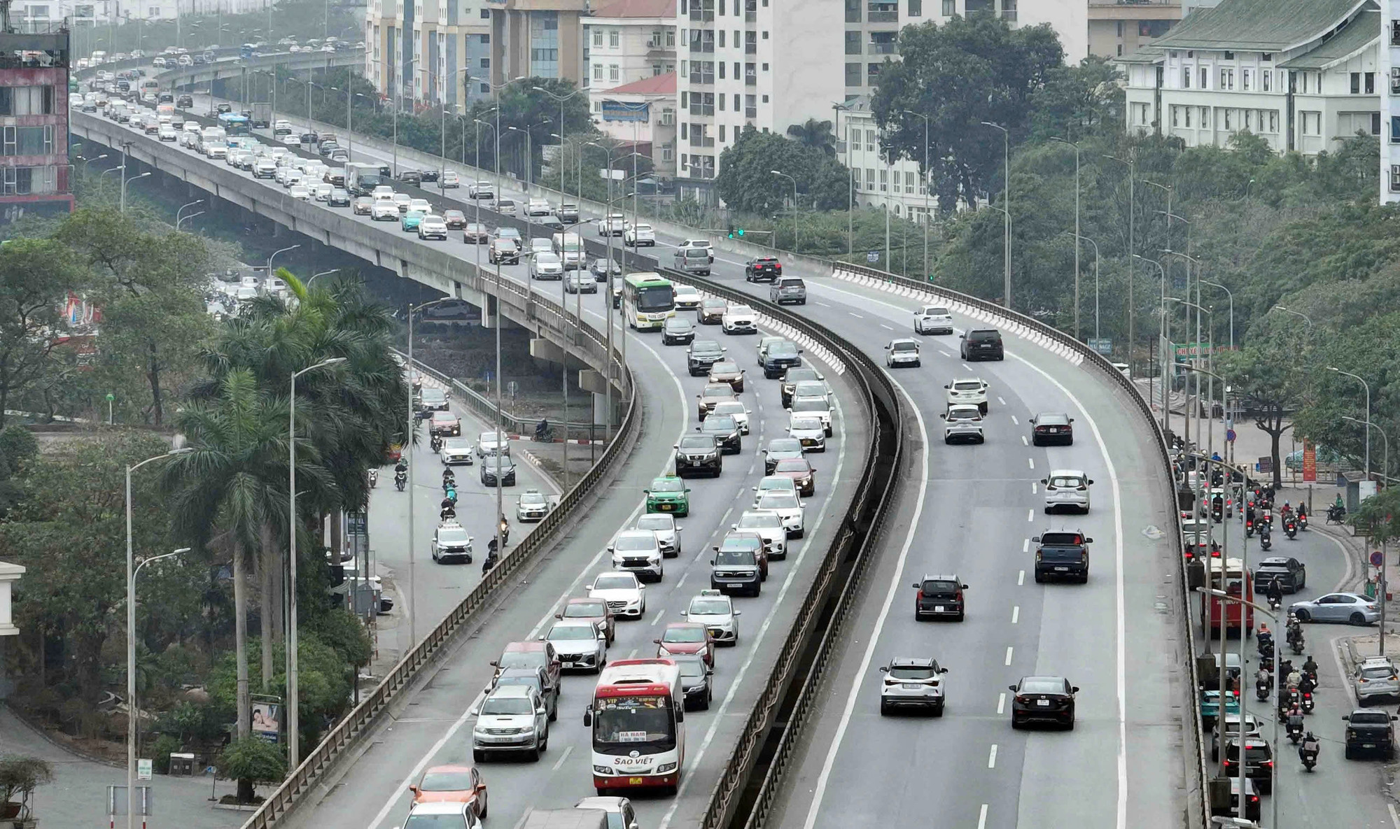 Chiều 2/2, kết thúc kỳ nghỉ Tết Nguyên đán kéo dài 9 ngày, hàng trăm phương tiện bắt đầu hành trình trở về Hà Nội chuẩn bị cho tuần làm việc mới.