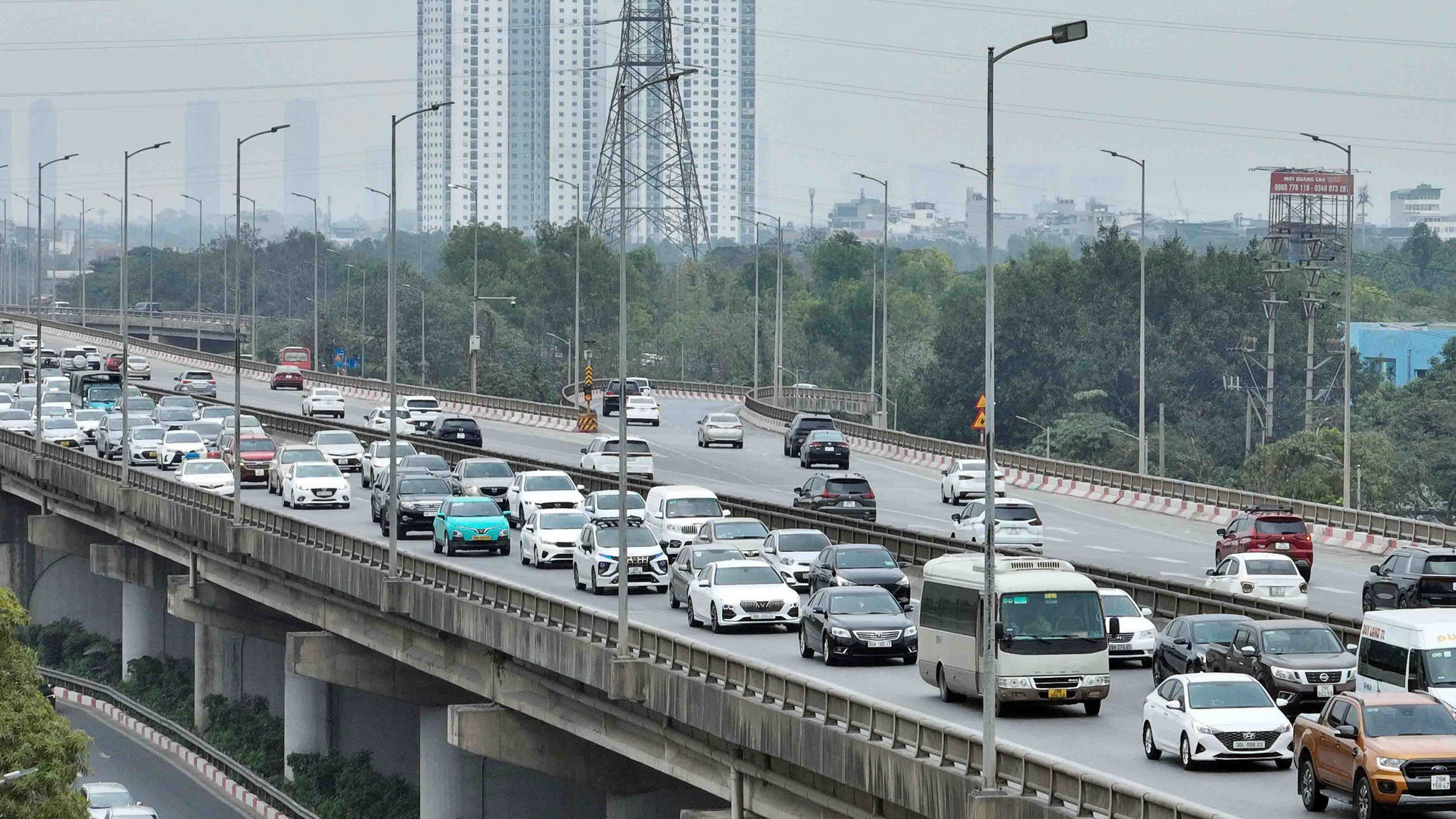 Cảnh ùn tắc phía cửa ngõ Hà Nội chiều 2/2.