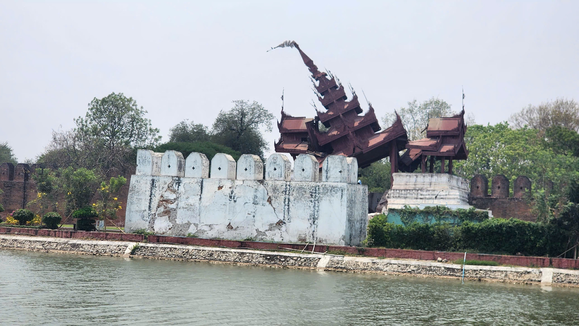 Một phần Hoàng thành Mandalay bị hư hại nghiêm trọng.