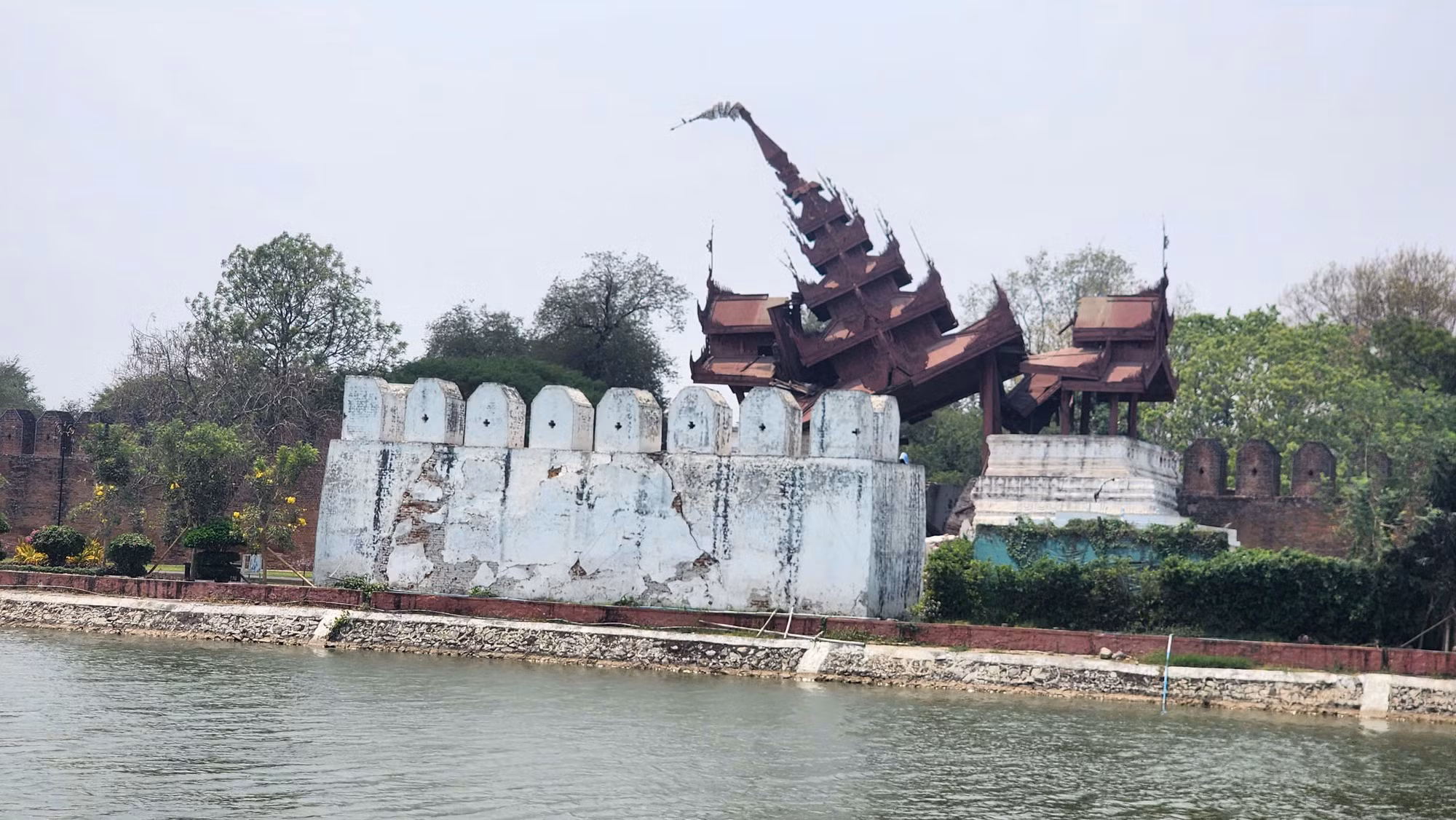 Một phần Hoàng thành Mandalay bị hư hại nghiêm trọng. Một phần Hoàng thành Mandalay bị hư hại nghiêm trọng.