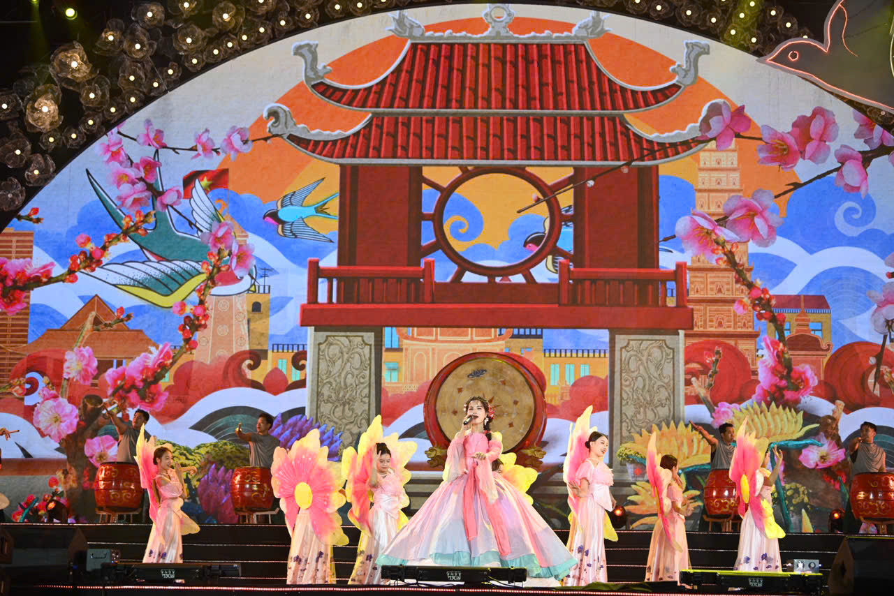 Kết hợp với visual ấn tượng, tiết mục để lại ấn tượng mạnh mẽ với khán giả.