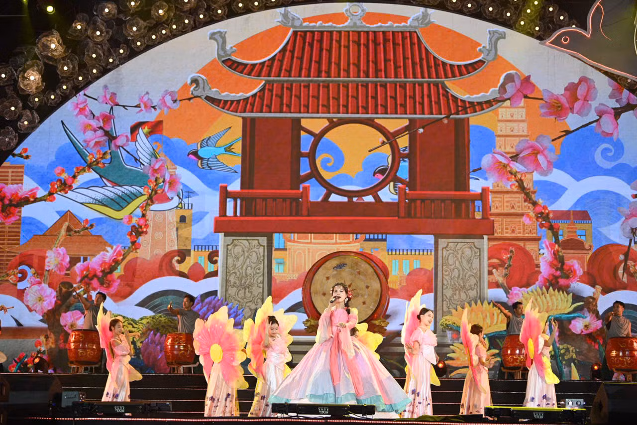 Kết hợp với visual ấn tượng, tiết mục để lại ấn tượng mạnh mẽ với khán giả.