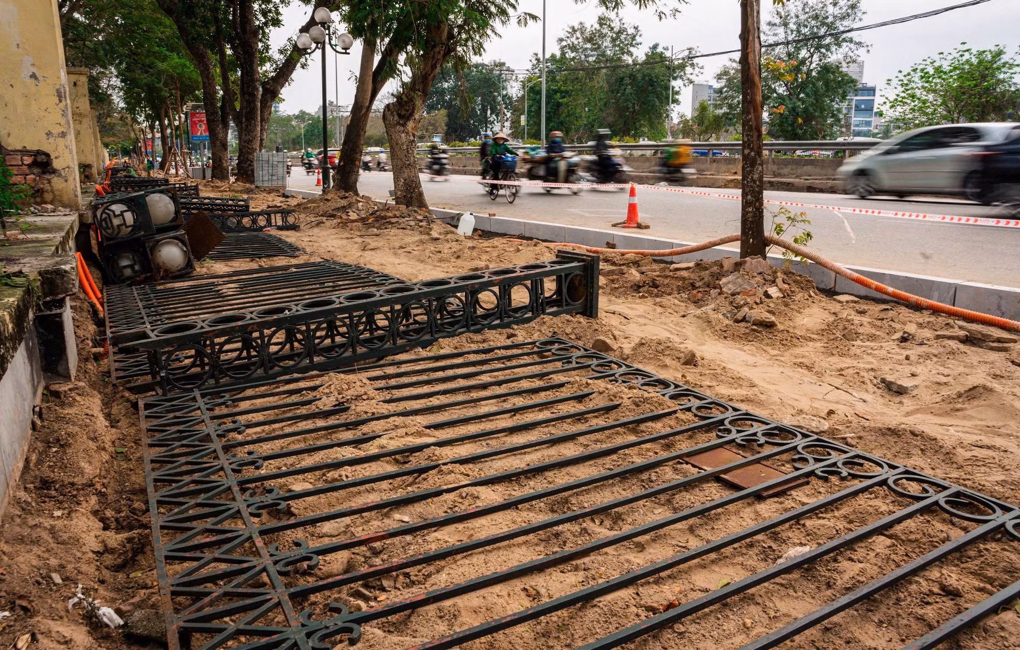 Nhiều công viên lớn ở các quận trung tâm đã và đang tiến hành hạ hàng rào, nâng cấp các hạng mục xuống cấp. Trong ảnh là cảnh hàng rào bao quanh công viên Thống Nhất được hạ xuống, chuẩn bị cho quá trình cải tạo lại không gian xanh nơi đây.