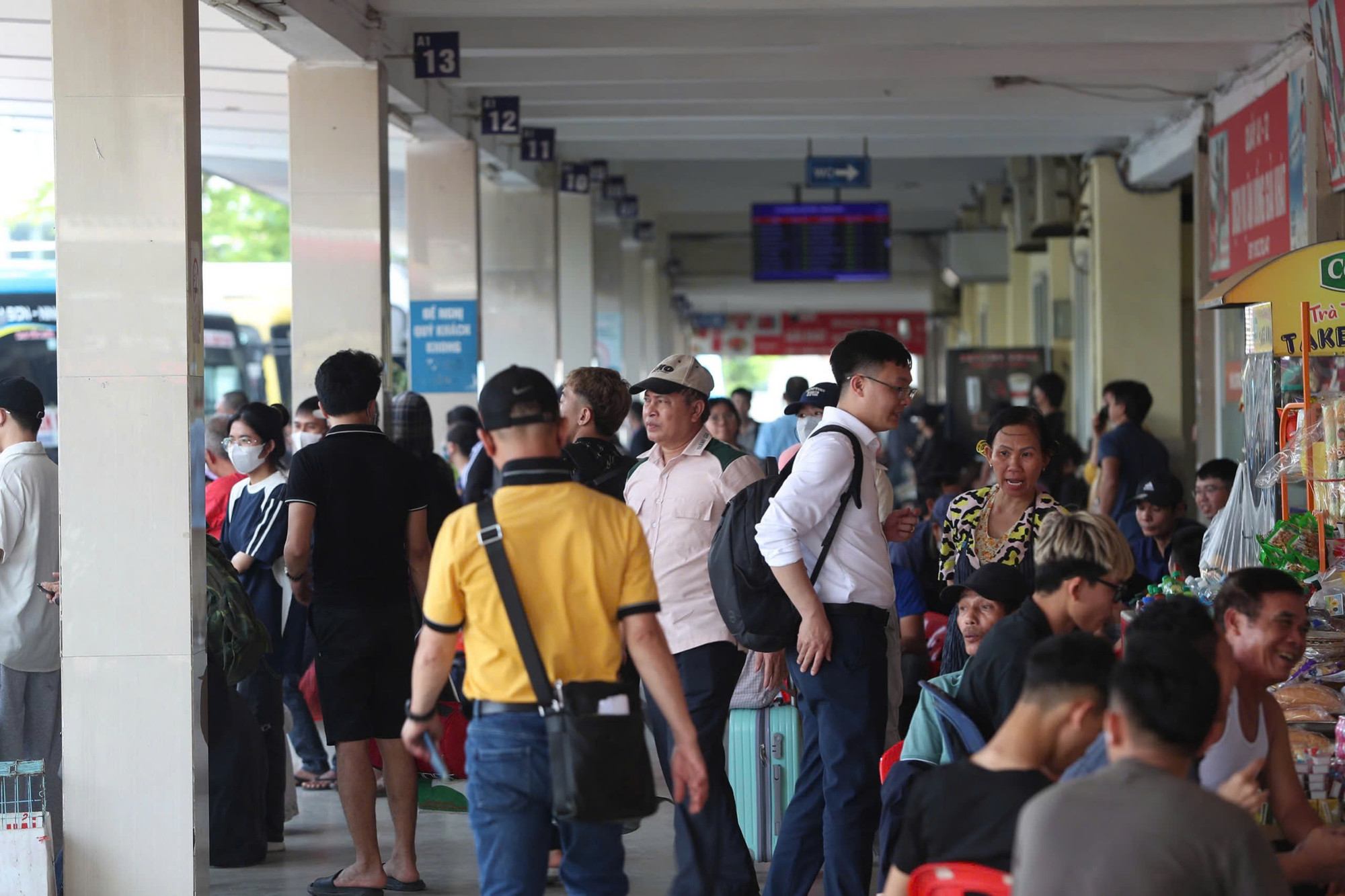 Trong khi đó, tại các bến xe lớn như: Giáp Bát, Mỹ Đình, Nước Ngầm, hàng trăm người dân đang chờ đợi để đón xe về quê nghỉ lễ.