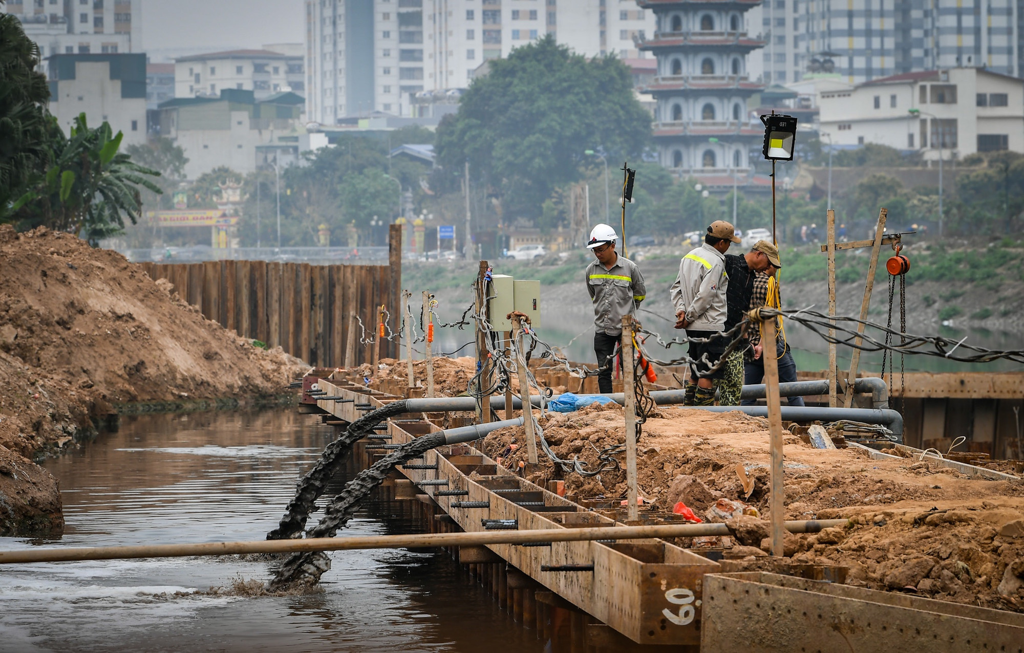 Trong suốt quá trình làm việc, nước bùn liên tục được bơm ra bên ngoài sông để bảo đảm chất lượng đập dâng cũng như tạo thuận lợi cho thi công.