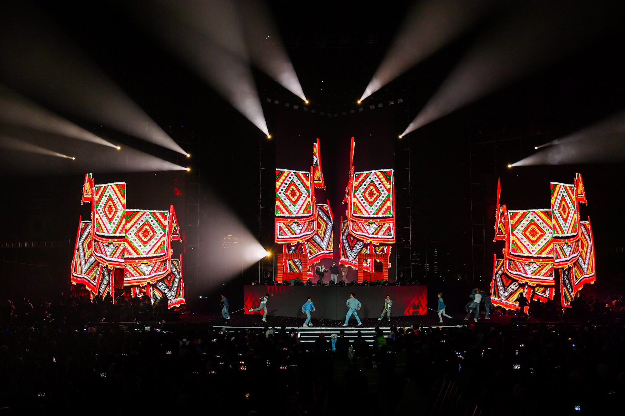 Mặc dù chỉ là buổi Tổng duyệt nhưng hàng nghìn khán giả Thủ đô vẫn có mặt, vây kín chung quanh khán đài chính để xem các màn biểu diễn.