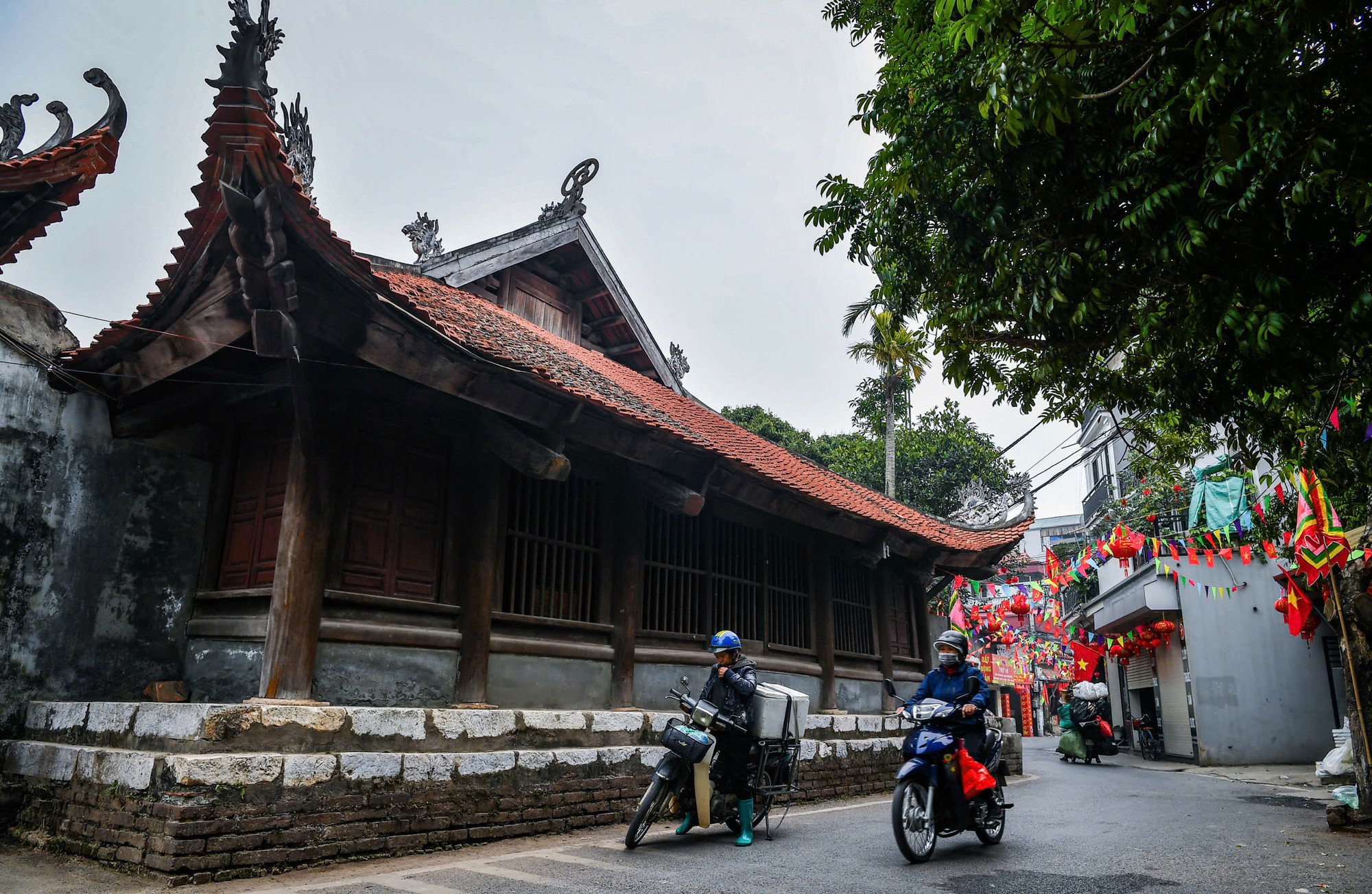 Kết cấu ngôi đình theo kiểu “chồng giường - giá chiêng - hạ kẻ” với 6 hàng chân, toàn bộ ngôi đình có 64 cột, đường kính cột lớn nhất trên 0,6m. Kết cấu ngôi đình theo kiểu “chồng giường - giá chiêng - hạ kẻ” với 6 hàng chân, toàn bộ ngôi đình có 64 cột, đường kính cột lớn nhất trên 0,6m.