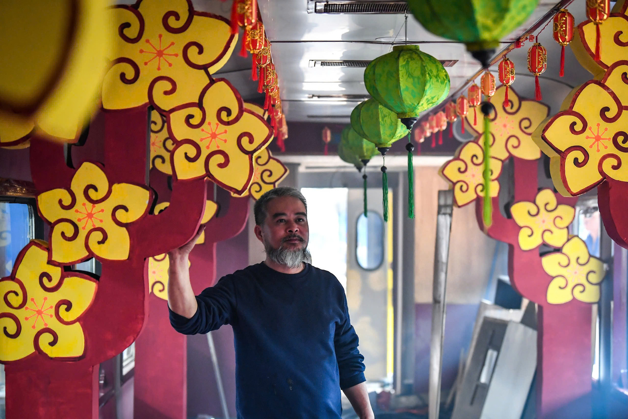 Bên trong toa tàu "hoa mai"...