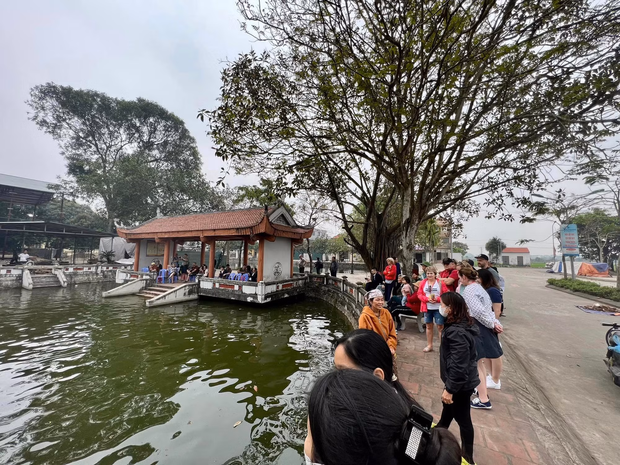 Mỗi lần thủy đình đón khách là một lần cả làng sôi nổi, nhộn nhịp hẳn lên.