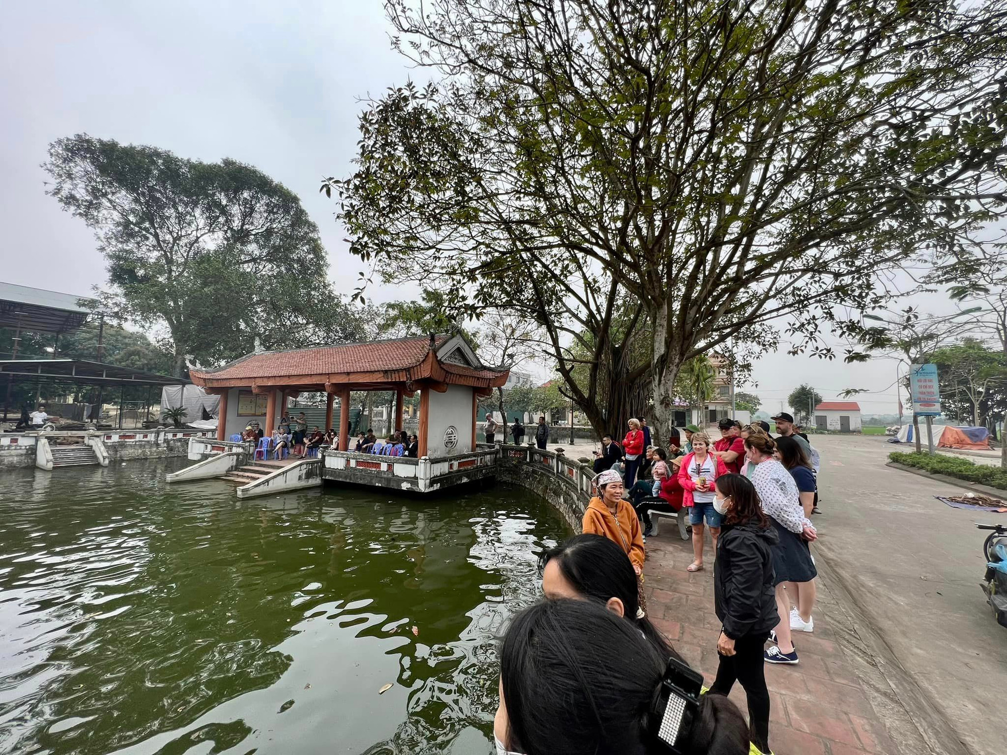 Mỗi lần thủy đình đón khách là một lần cả làng sôi nổi, nhộn nhịp hẳn lên.