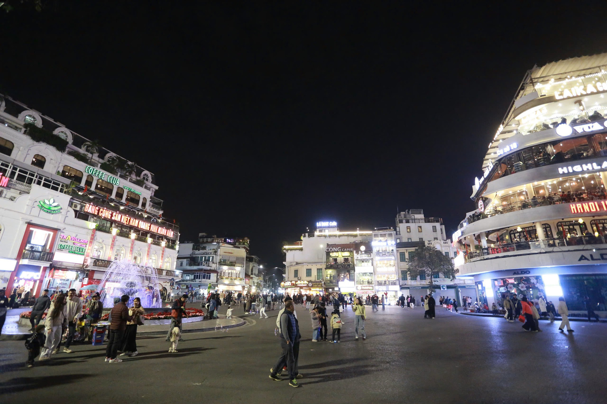 Tuy nhiên, theo ghi nhận của phóng viên, vào thời điểm gần 21 giờ, các tuyến phố vẫn khá vắng vẻ.