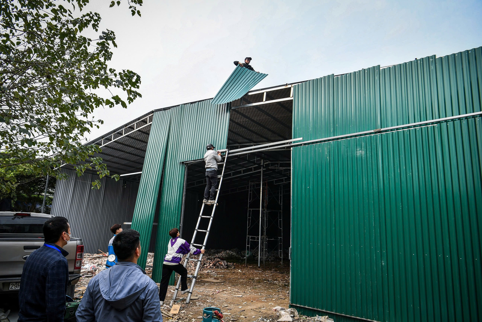 Tiếp nhận thông tin, Ủy ban nhân dân xã Tân Triều đã phối hợp cùng lực lượng Công an xã, các bộ phận chuyên môn tiến hành kiểm tra, rà soát. Cơ quan chức năng cũng đã yêu cầu người vi phạm khôi phục trả lại hiện trạng ban đầu, tổ chức xử lý, tháo dỡ các công trình vi phạm.