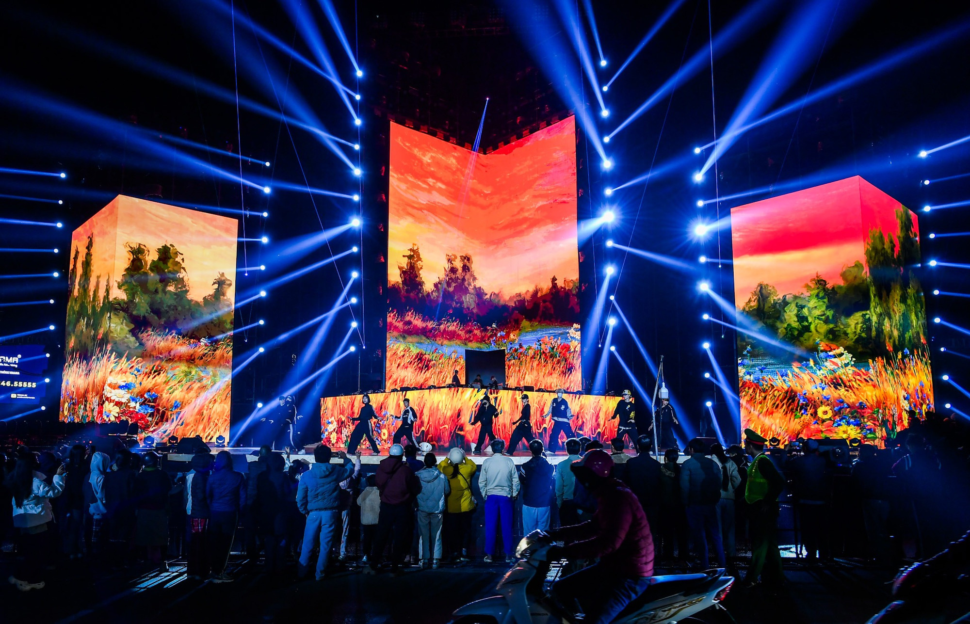 Sân khấu ấn tượng của Hòa nhạc ánh sáng - Chào năm mới 2025.