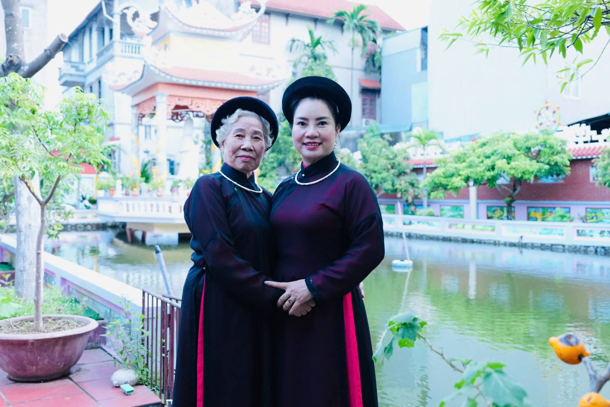 Nghệ nhân Kim Liên (bên trái) trong trang phục truyền thống. Nghệ nhân Kim Liên (bên trái) trong trang phục truyền thống.