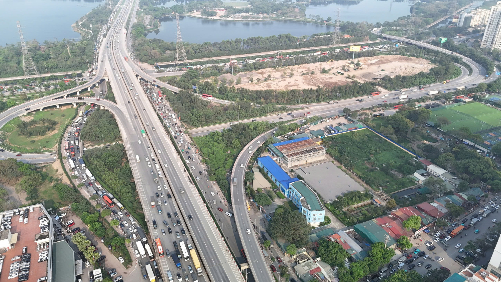 Nhìn từ trên cao, có thể thấy dòng xe nối đuôi nhau dài nhiều cây số tại khu vực cửa ngõ phía nam.