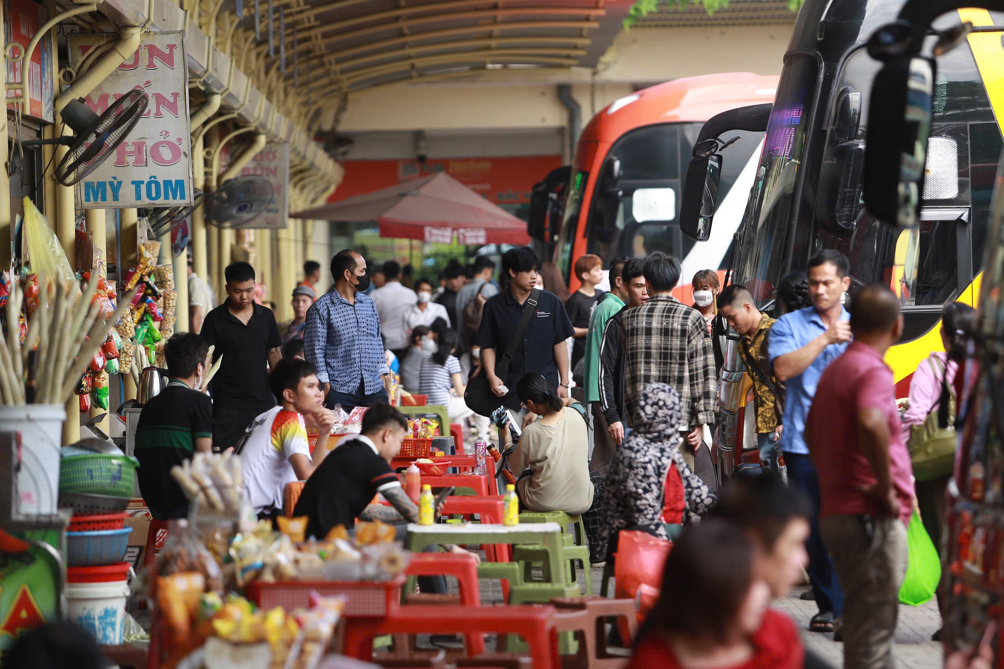 Cảnh người, xe đông đúc tại khu vực bến xe Giáp Bát.