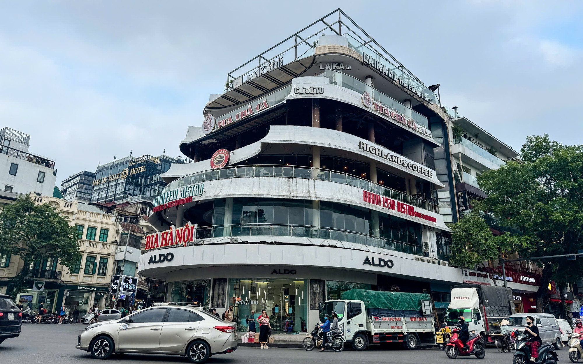 Chiều 21/4, trước cửa tòa nhà "Hàm cá mập" xuất hiện nhiều xe vận chuyển.