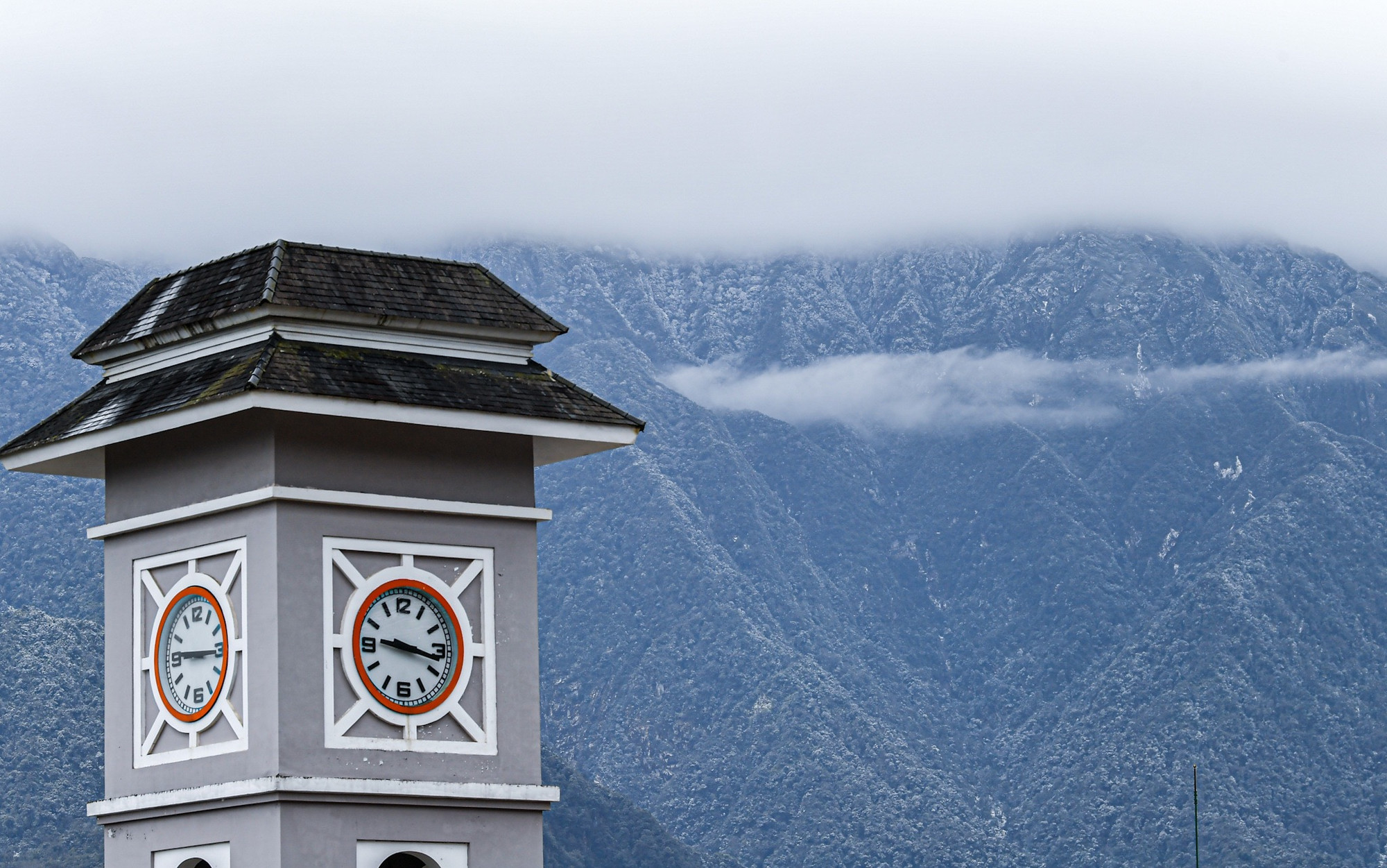 Khung cảnh siêu thực tại Fansipan sáng 27/1.