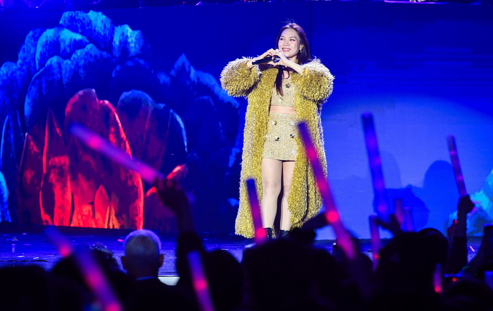 "Họa mi tóc nâu" Mỹ Tâm bày tỏ tình yêu với hàng chục nghìn khán giả Hà Nội trong đêm Hòa nhạc Ánh sáng - Chào năm mới 2025.