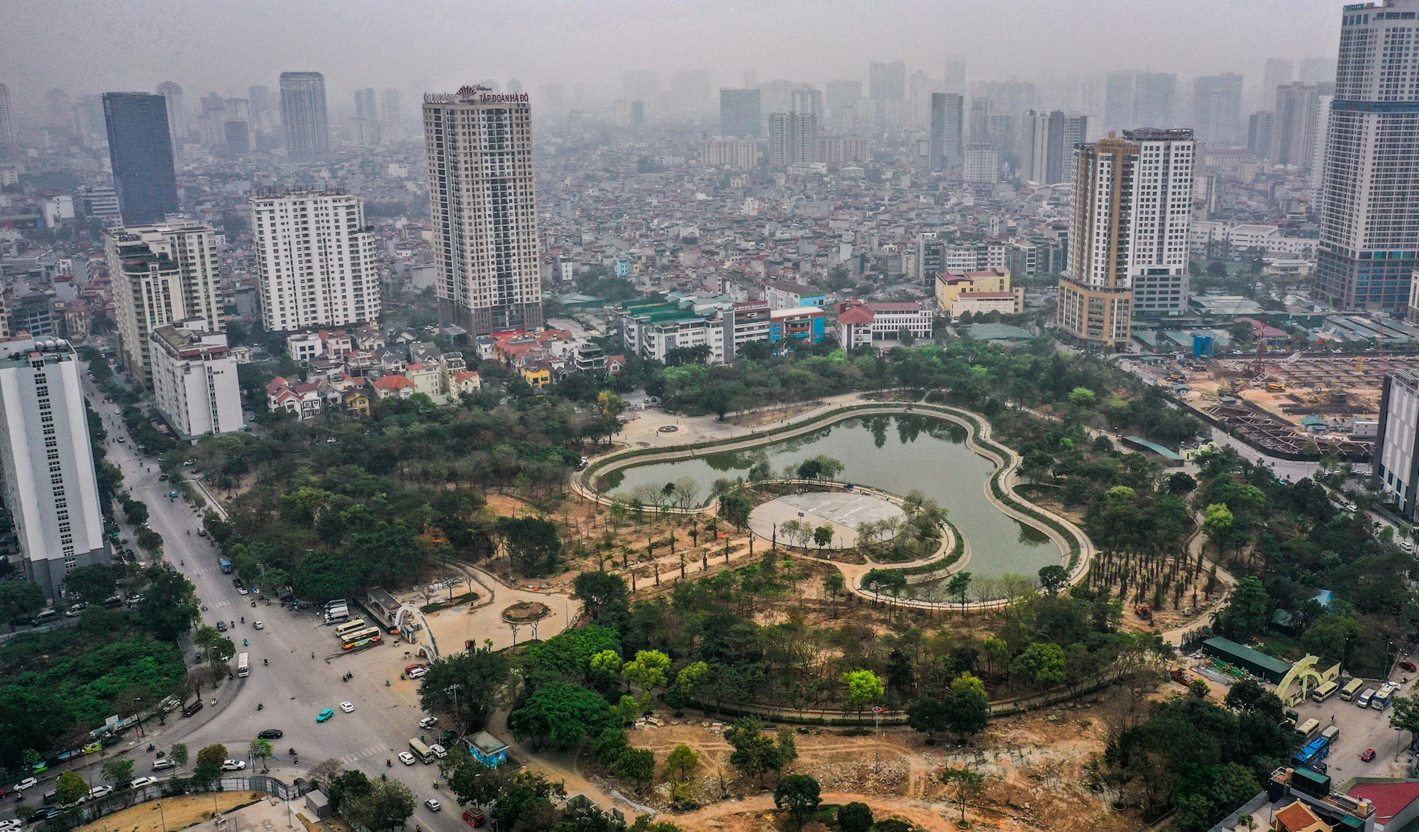 Toàn cảnh công viên Cầu Giấy nhìn từ trên cao.