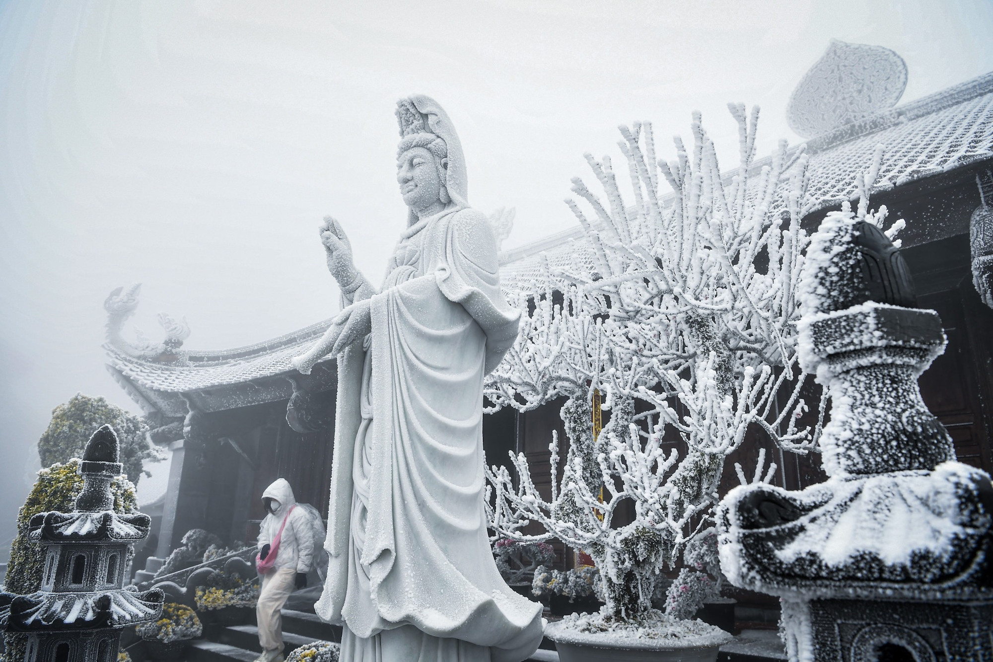 Công trình tâm linh khu vực đỉnh Fansipan "nhuốm màu" tuyết...
