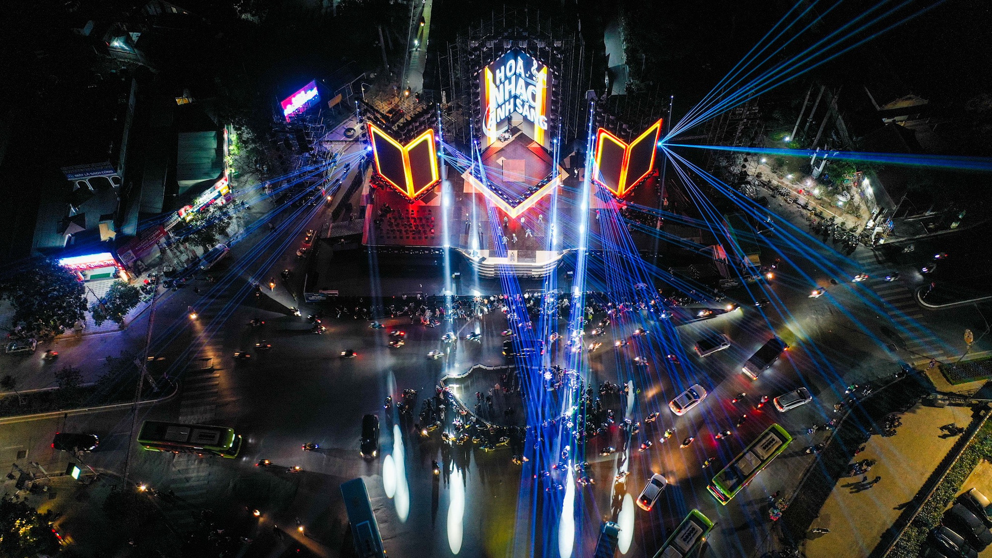 “Hòa nhạc ánh sáng - chào năm mới 2025” quy tụ dàn nghệ sĩ hàng đầu Việt Nam, đại diện cho sự giao thoa giữa truyền thống và hiện đại như NSND Thanh Hoa, ca sĩ Mỹ Tâm, Rapper Big Daddy, Hà Lê, Đỗ Hoàng Hiệp, Emily (Nguyễn Hương Ly), ca nương Kiều Anh, Background Band...