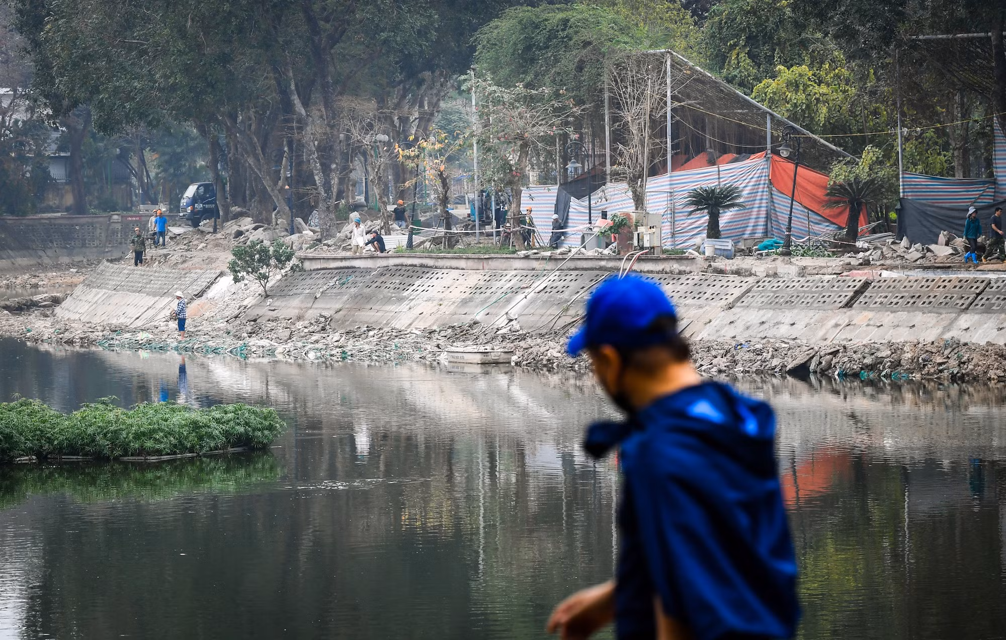 Những ngày cuối tháng 3, các tốp công nhân đang miệt mài làm việc. Khu vực hồ Nghĩa Đô đã được rút nước, phục vụ cho công tác nạo vét, chỉnh trang.