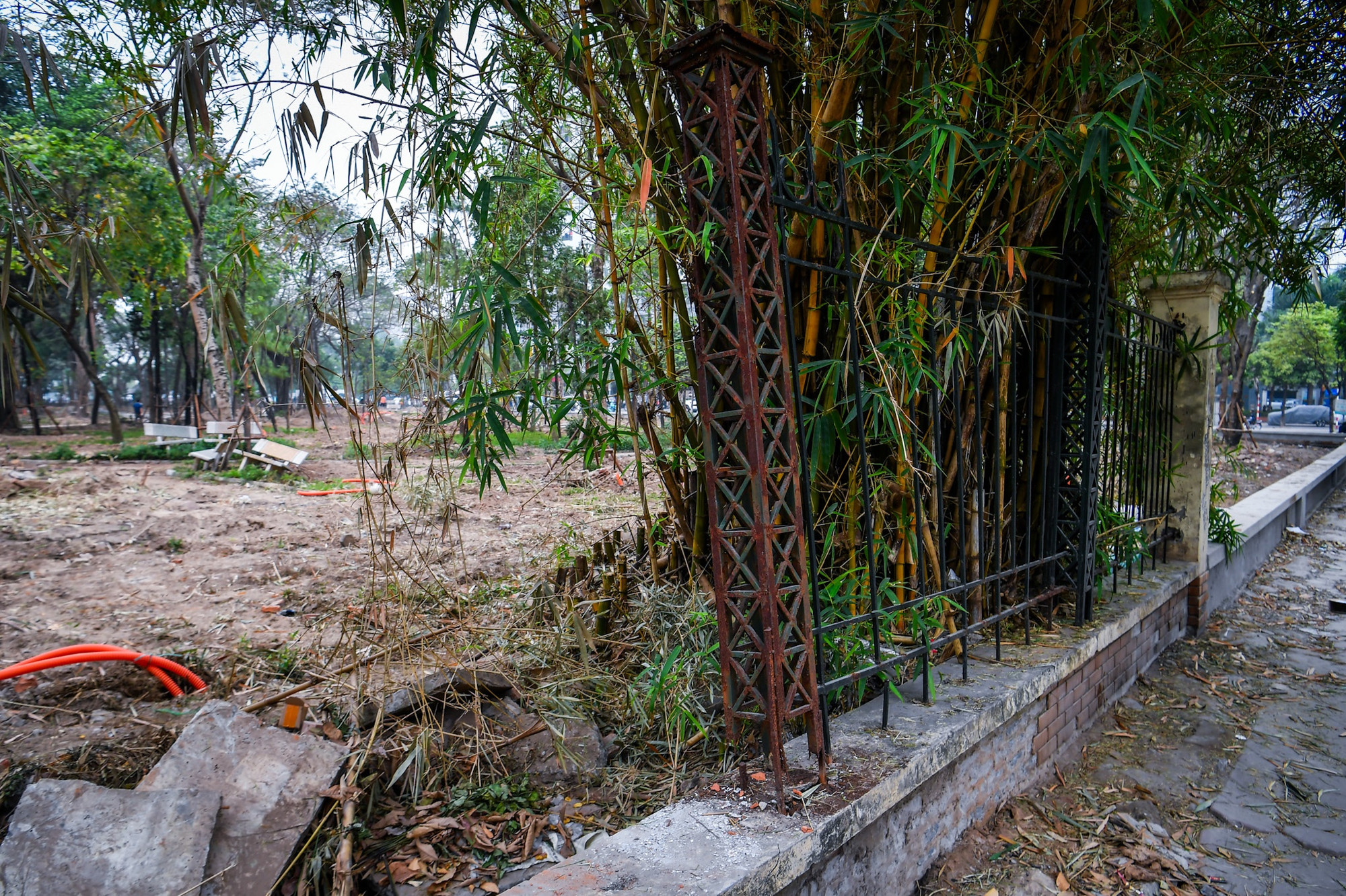 Một phần rào hiếm hoi còn chưa bị phá bỏ chung quanh công viên Cầu Giấy.