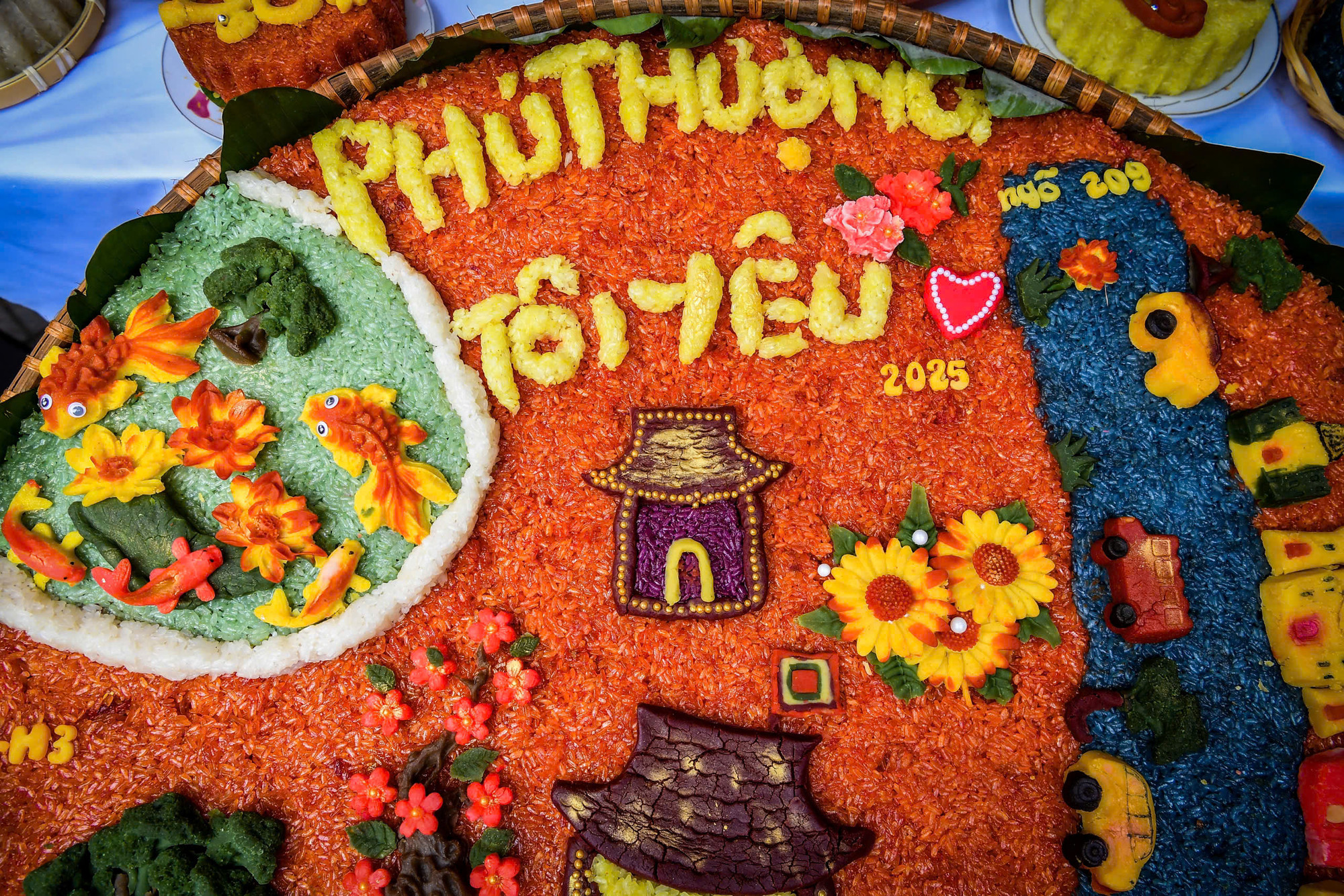 Xôi cũng... hóa thành một bản đồ thu nhỏ làng Gạ xưa bên dòng Nhị Hà. Mỗi tác phẩm đều ẩn chứa những thông điệp vô cùng tinh tế.