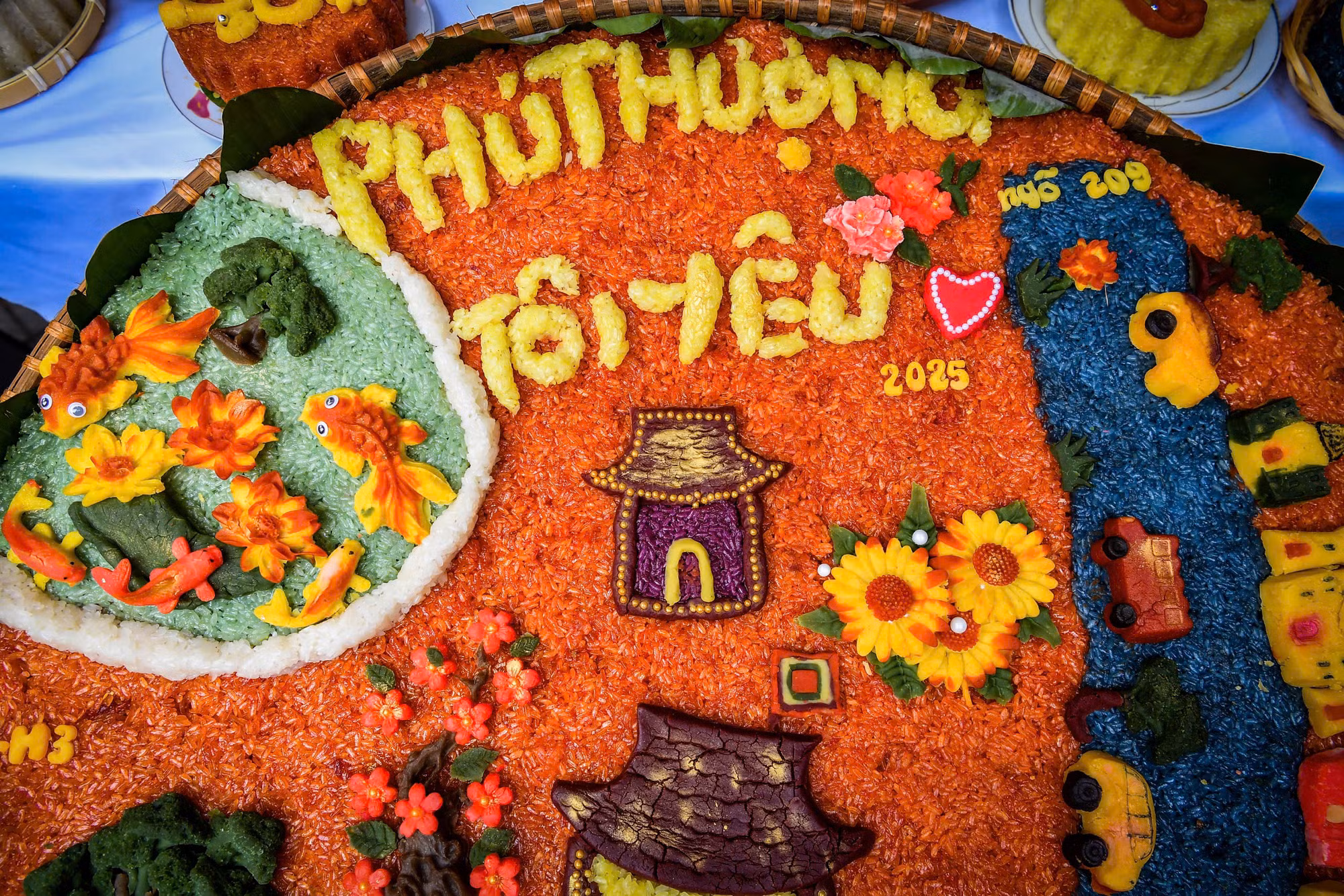 Xôi cũng... hóa thành một bản đồ thu nhỏ làng Gạ xưa bên dòng Nhị Hà. Mỗi tác phẩm đều ẩn chứa những thông điệp vô cùng tinh tế.