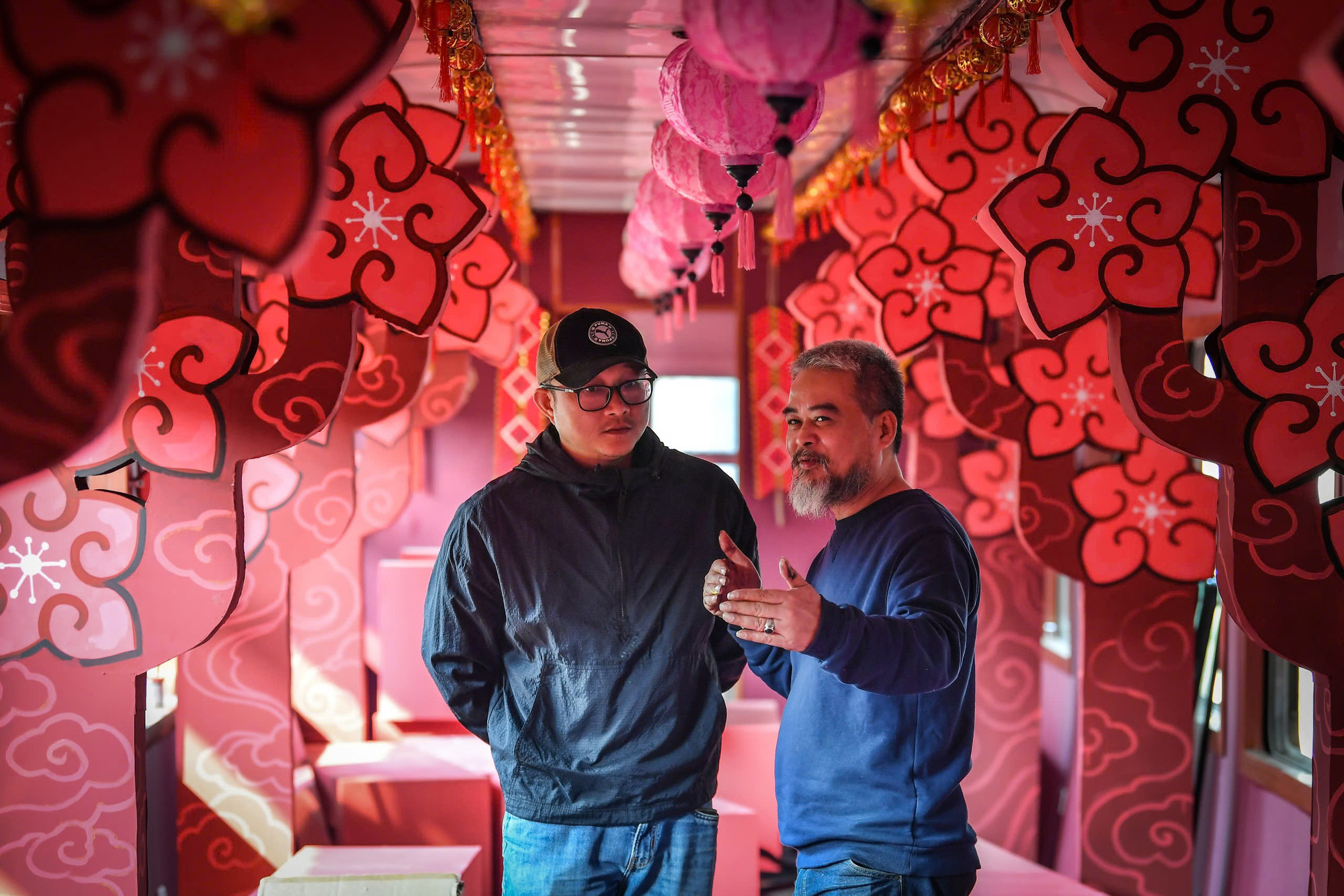 Trong tông màu hồng chủ đạo, một dãy đèn lồng cũng được treo lên cao, tạo cảm giác của những lễ hội thuở xưa kia của dân tộc.