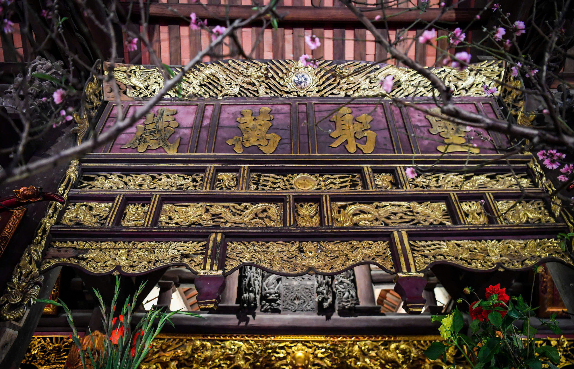 Những chi tiết tinh xảo bên trong gian Đại bái. Những chi tiết tinh xảo bên trong gian Đại bái.