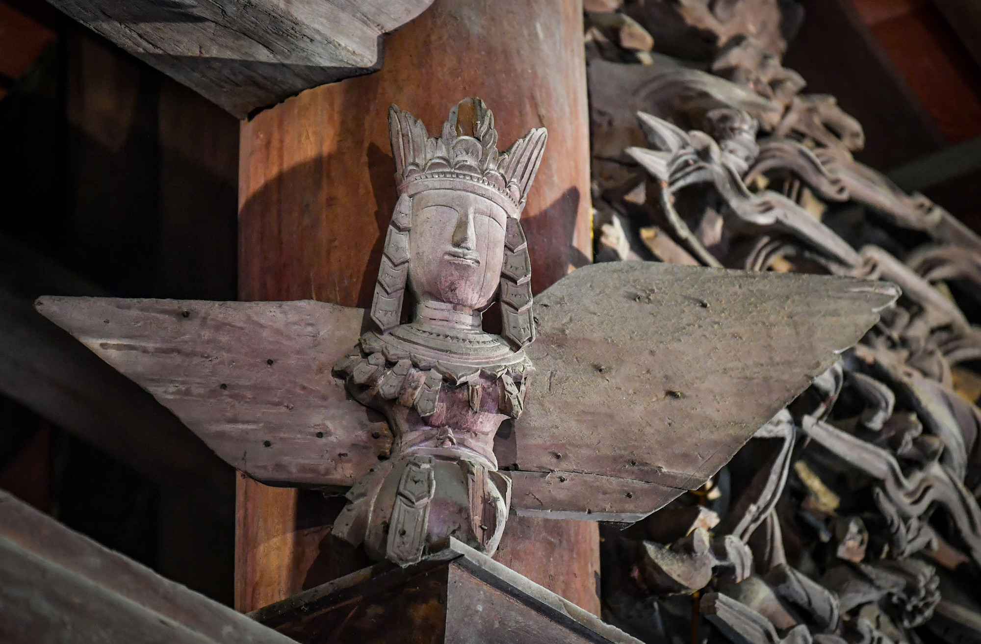 Bức chạm "Cô tiên" với đôi cánh (ghép tạm) dang rộng, đình Đại Phùng, Đan Phượng, Hà Nội Bức chạm "Cô tiên" với đôi cánh (ghép tạm) dang rộng, đình Đại Phùng, Đan Phượng, Hà Nội