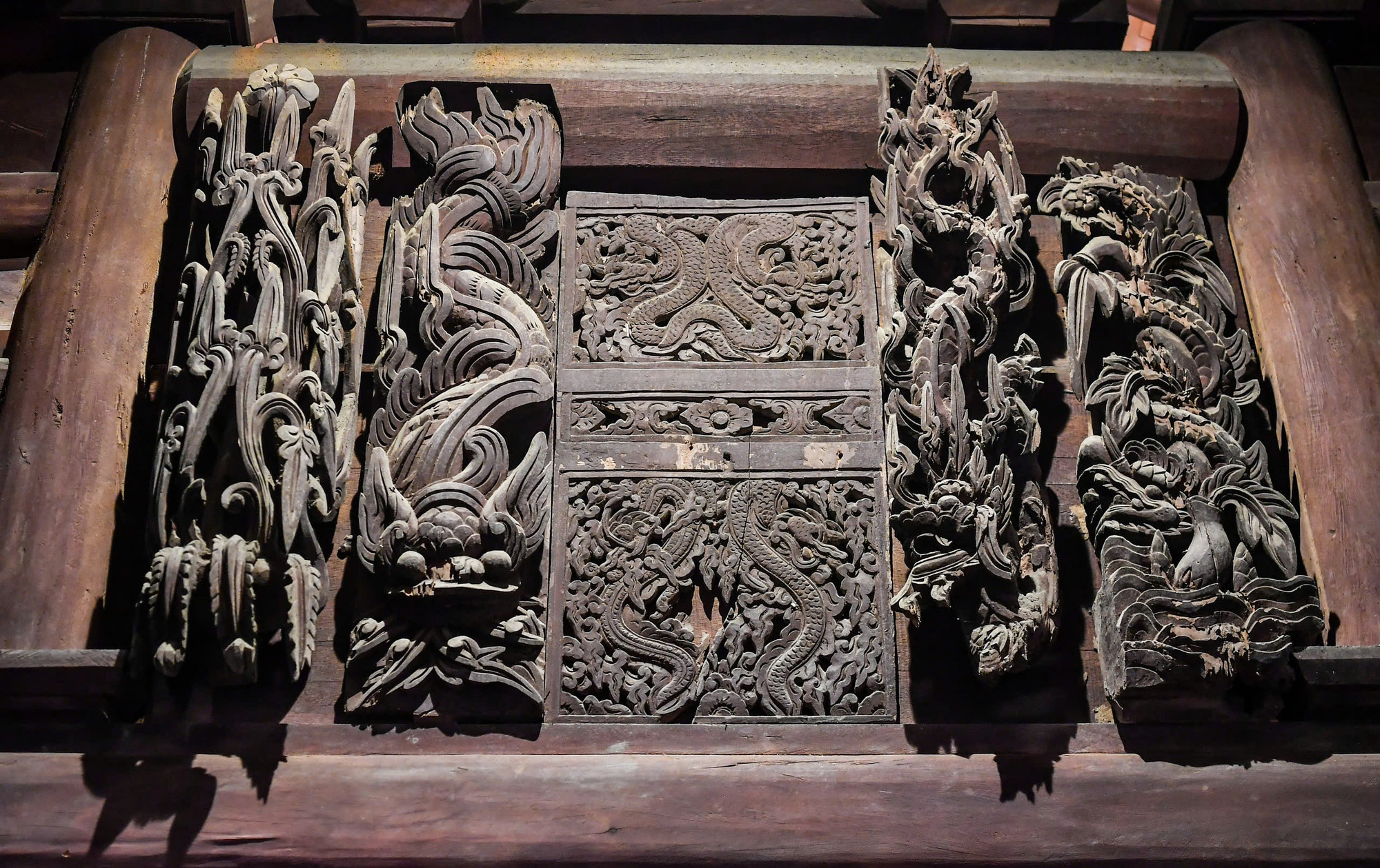 Những nét chạm khắc tinh tế phía trên hương án tại đình Đại Phùng. Những nét chạm khắc tinh tế phía trên hương án tại đình Đại Phùng.