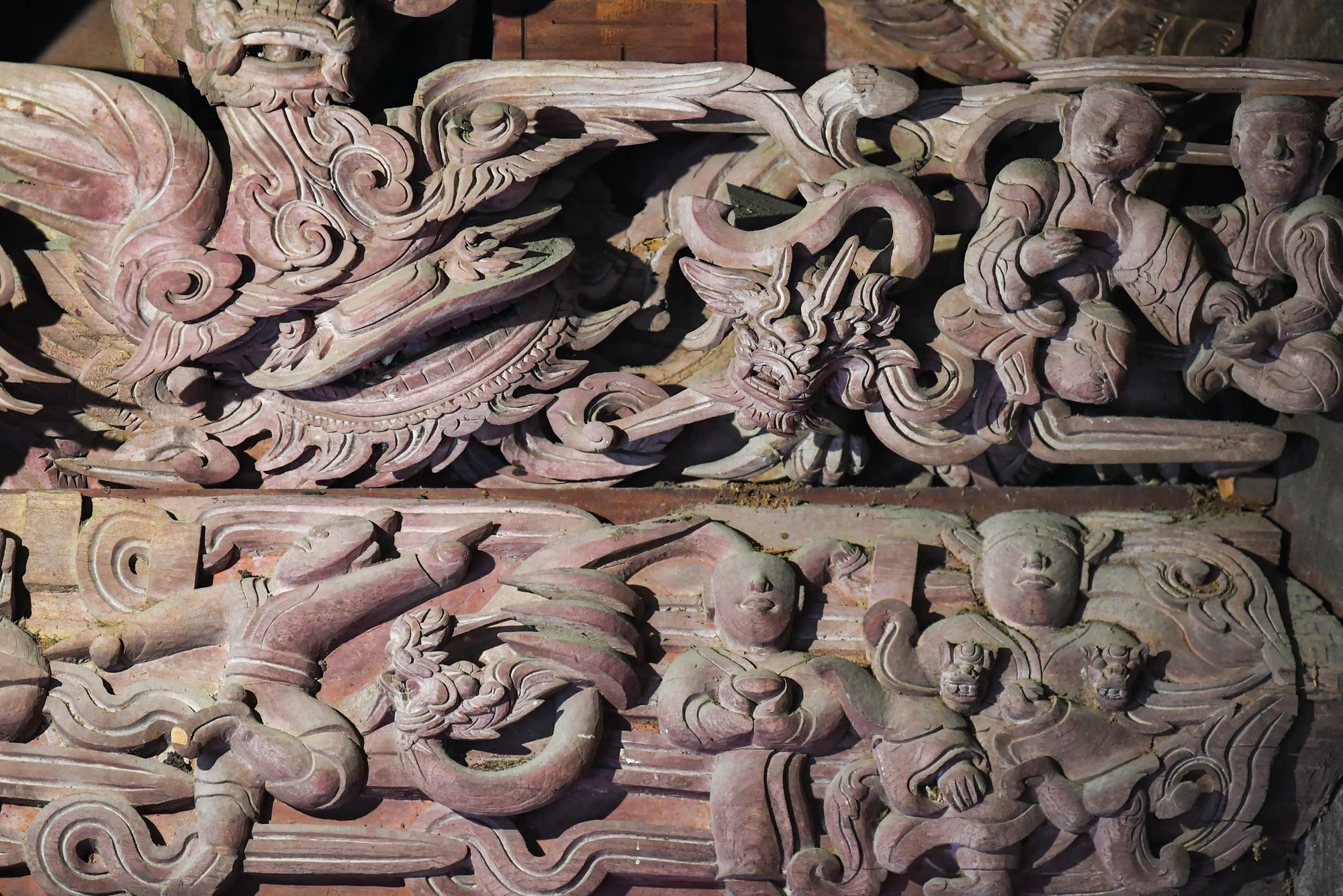 Những nét chạm khắc bên phải gian giữa thể hiện cảnh sinh hoạt xưa kia của cộng đồng. Tất cả đều toát lên sự tài hoa, tinh tế của người thợ mộc xưa. Những nét chạm khắc bên phải gian giữa thể hiện cảnh sinh hoạt xưa kia của cộng đồng. Tất cả đều toát lên sự tài hoa, tinh tế của người thợ mộc xưa.