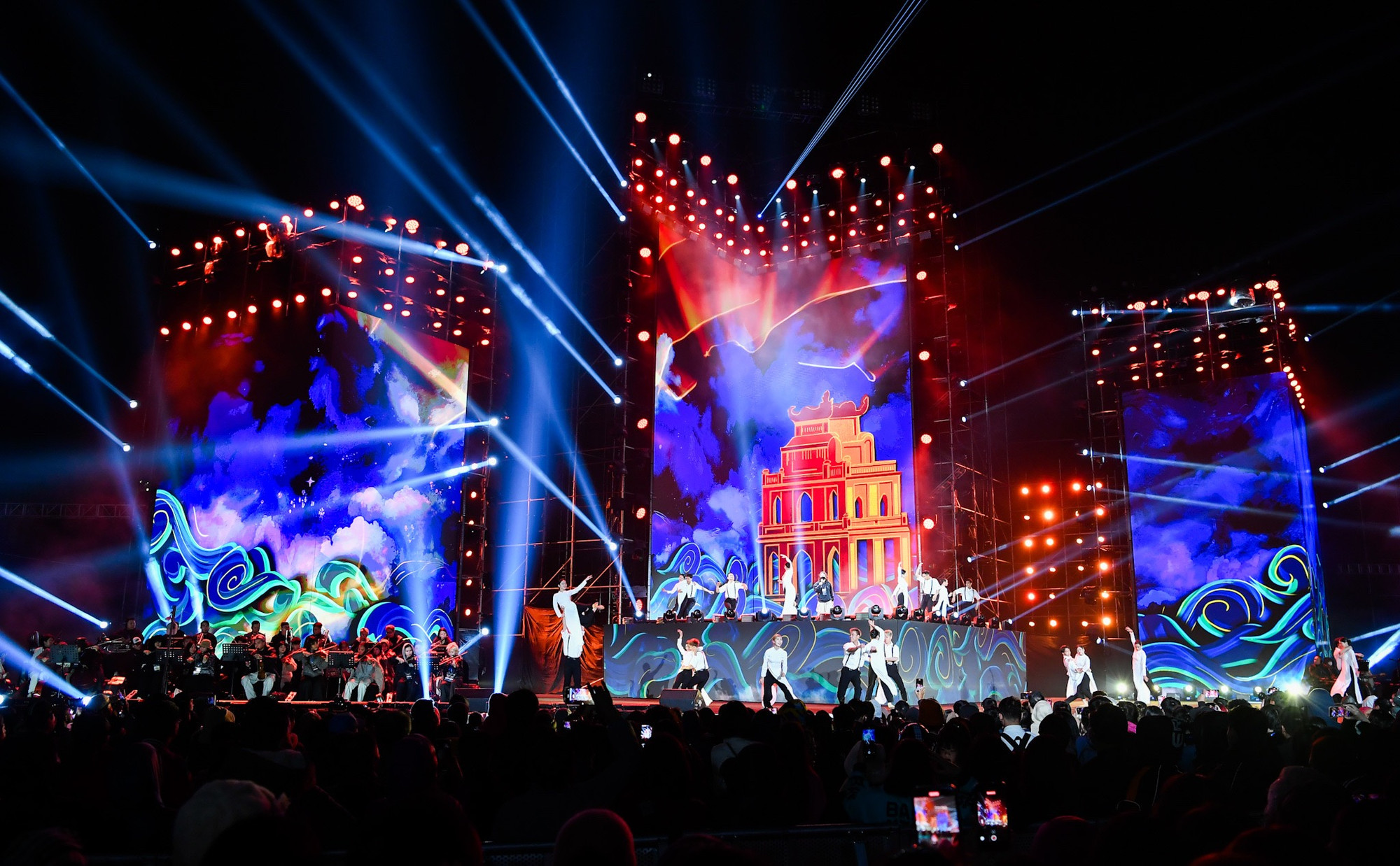 “Hòa nhạc ánh sáng - Chào năm mới 2025” là chương trình nghệ thuật được đầu tư công phu, kết hợp giữa công nghệ ánh sáng hiện đại và di sản âm nhạc truyền thống, được tổ chức tại không gian văn hóa đặc biệt Hồ Tây.