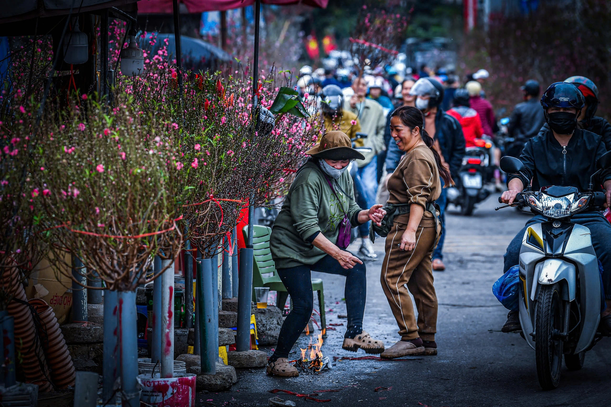 Đốt vía mong khách tại chợ hoa Quảng Bá.