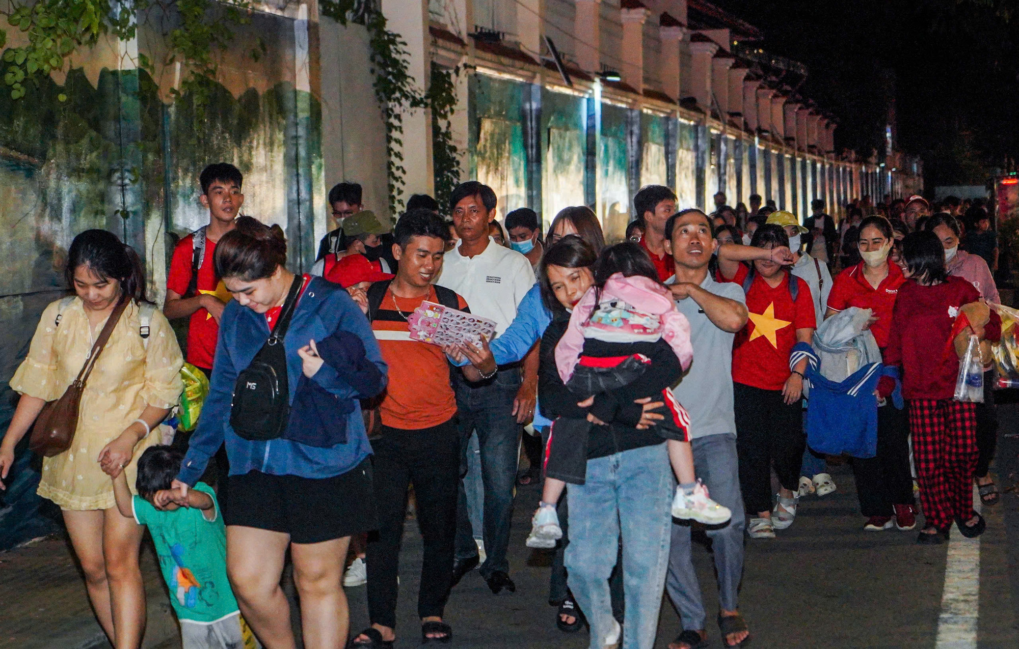 Người dân có mặt trên đường Tôn Đức Thắng để "đặt chỗ" cho buổi lễ sáng 30/4...