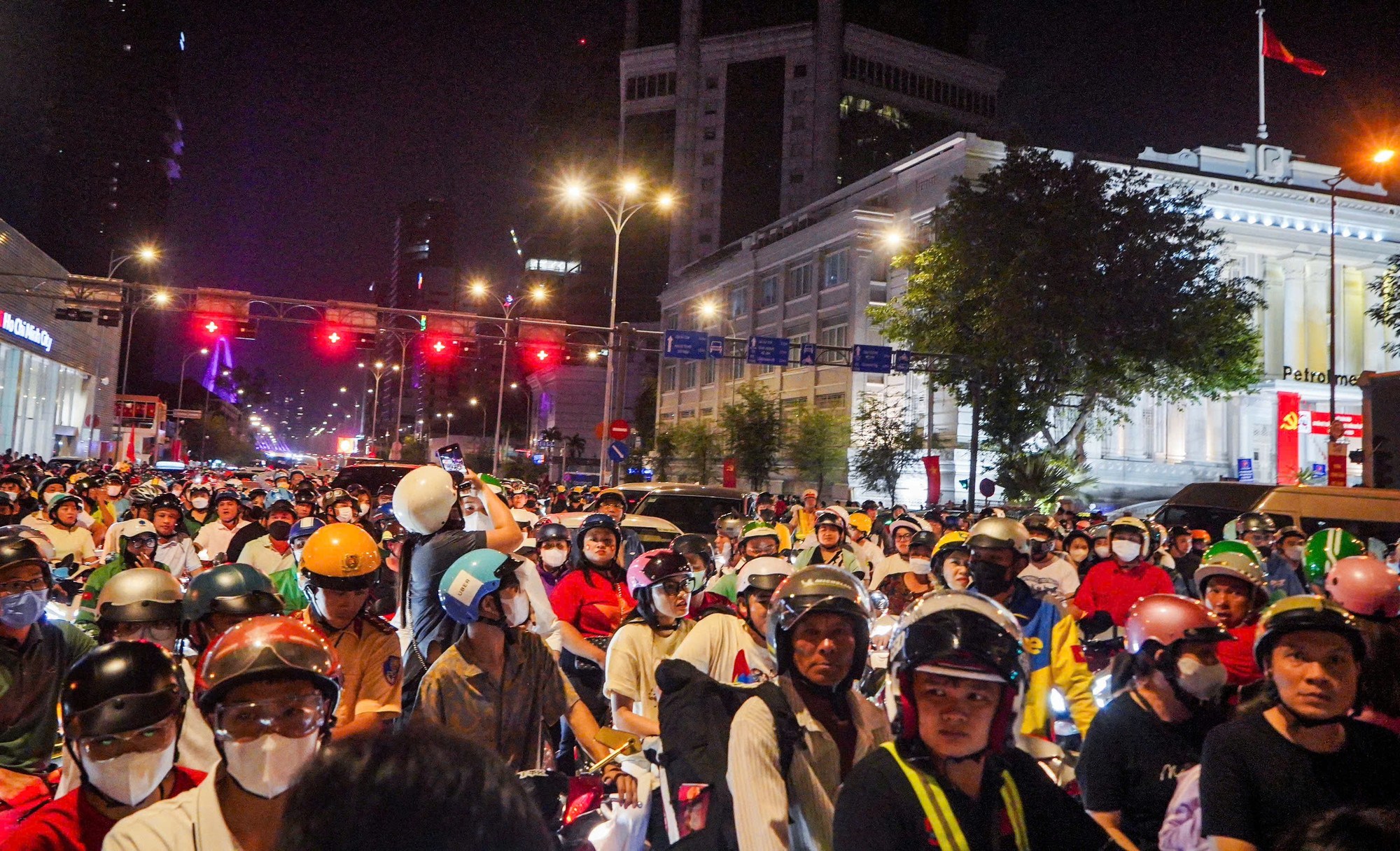 Ngã tư Đinh Tiên Hoàng - Lê Duẩn cũng kẹt cứng người...